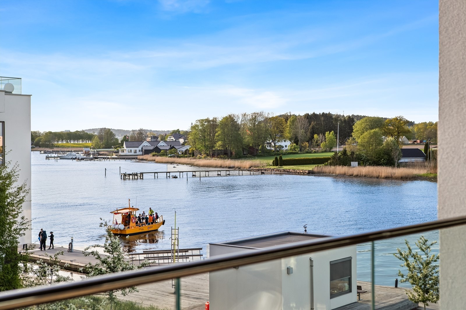 Det er mulighet for å kjøpe egen båtplass på brygge rett ved egen inngangsdør. Galleribilde