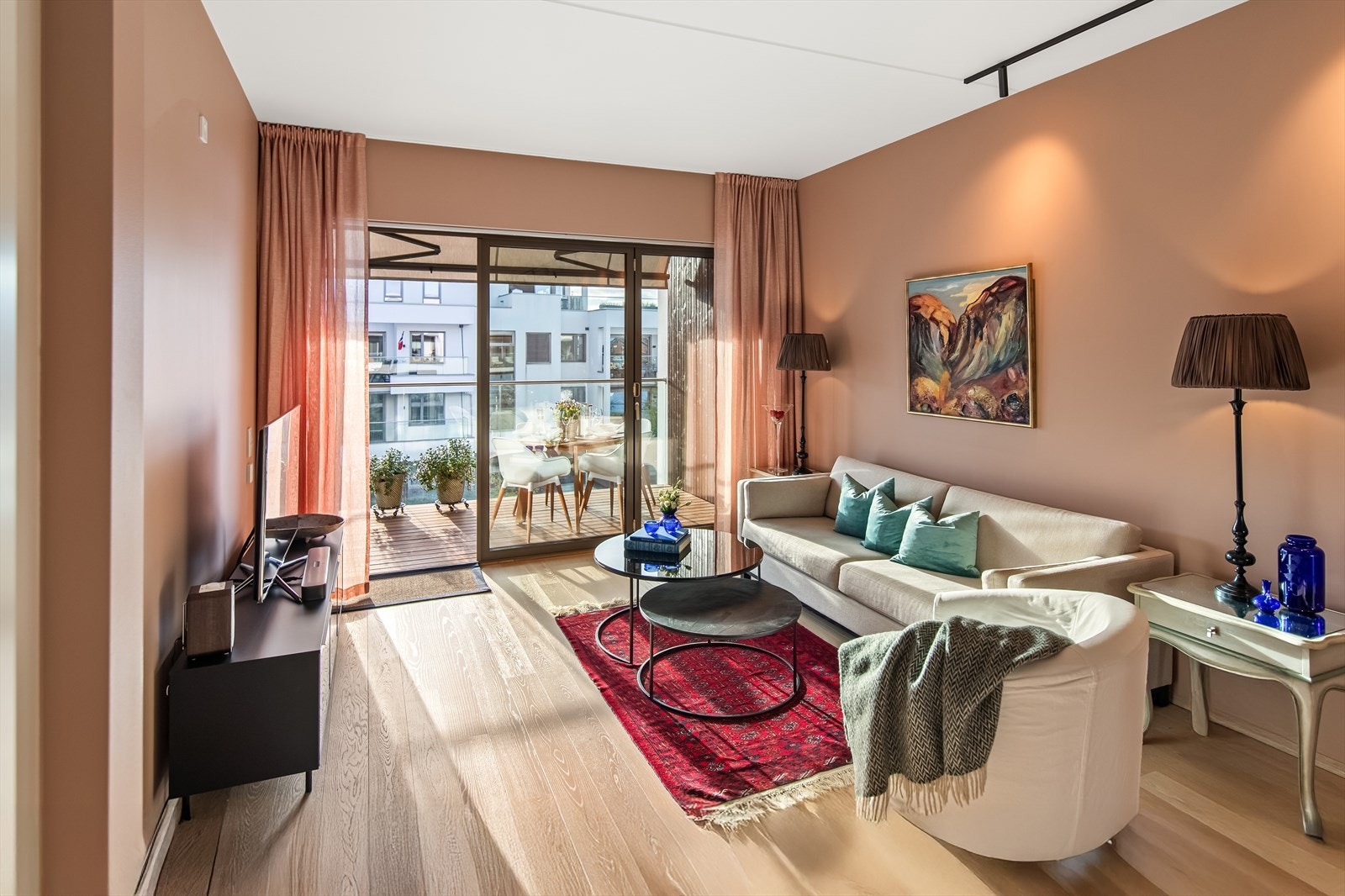 Det store og praktiske allrommet gir gode møbleringsmuligheter med plass til flere sittegrupper, sofa- og TV-møblement. Galleribilde