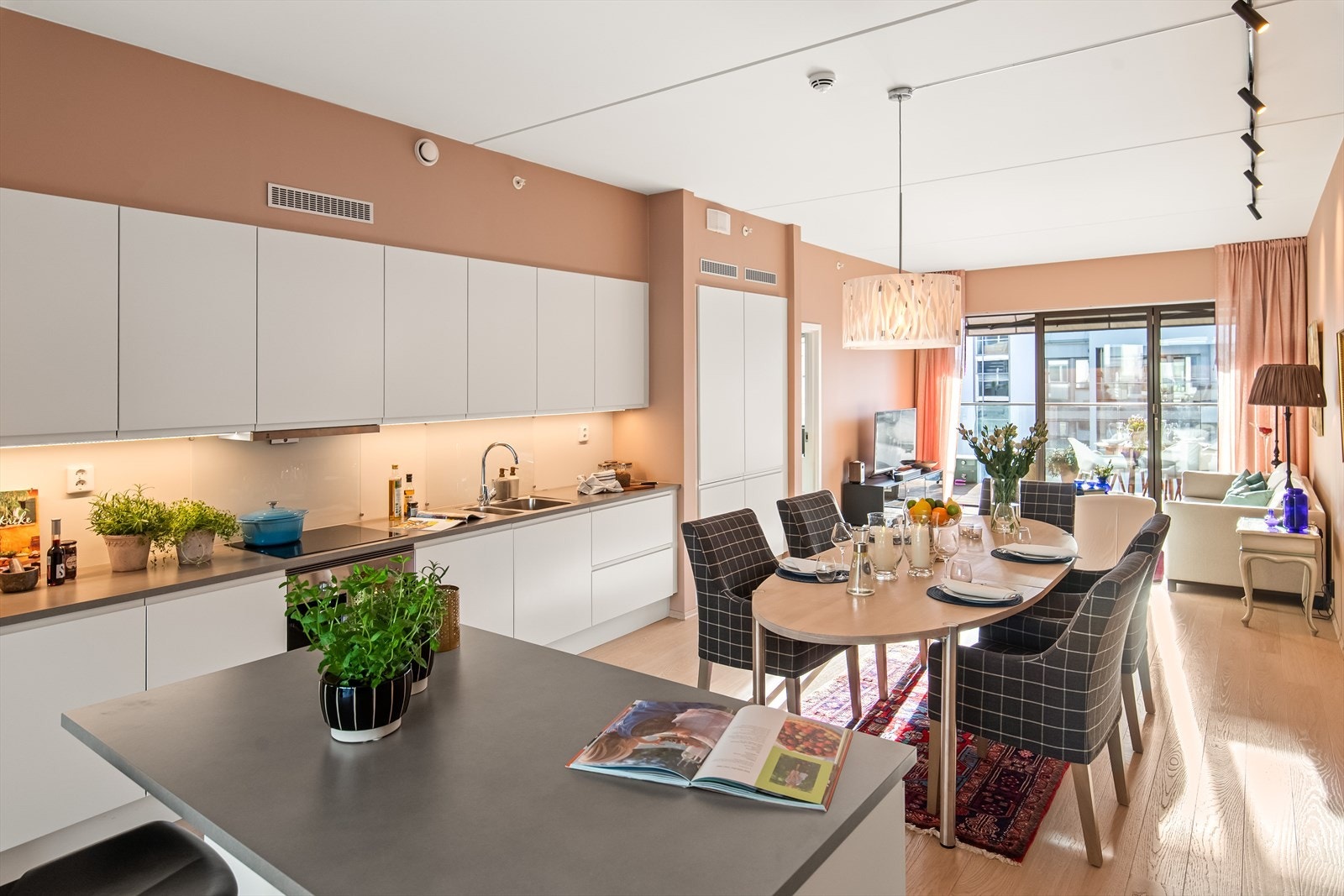 Kjøkkenet har en tidløs og stilren innredning som kler boligen godt. Galleribilde