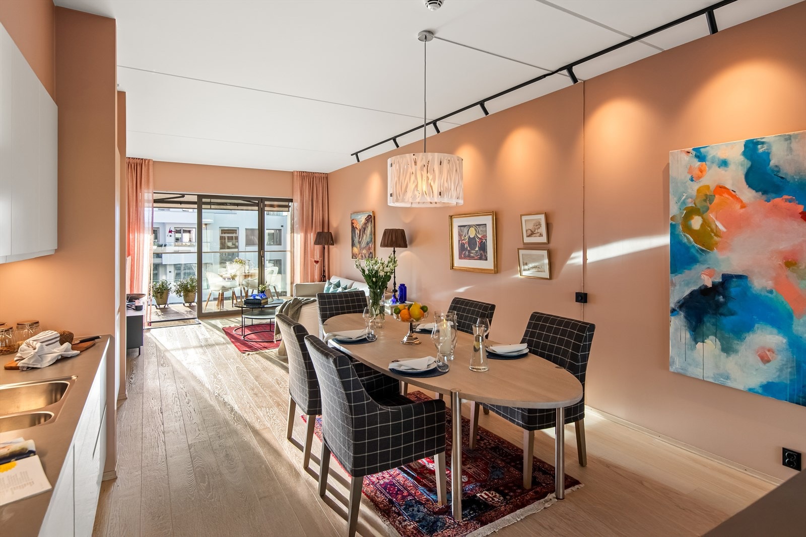 Her er det fint plass til å samle familie og venner for hyggelige samtaler og gode måltider. Galleribilde