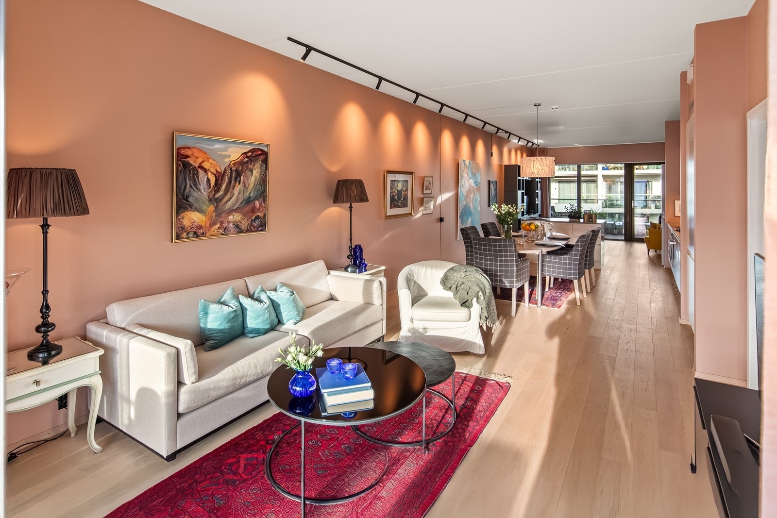 Det er installert vannbåren varme i samtlige rom bortsett fra soverom og bad som bidrar til den gode og lune innetemperaturen. Galleribilde