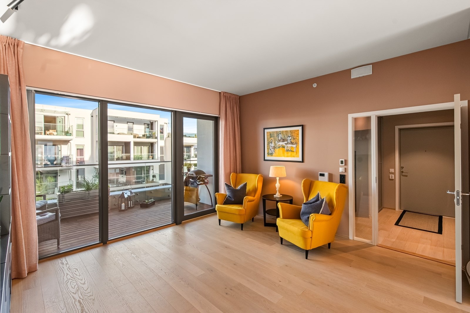 I begge ender av allrommet er det utgang til overbygde, solrike balkonger som forlenger oppholdsrommet og skaper en unik atmosfære. Galleribilde