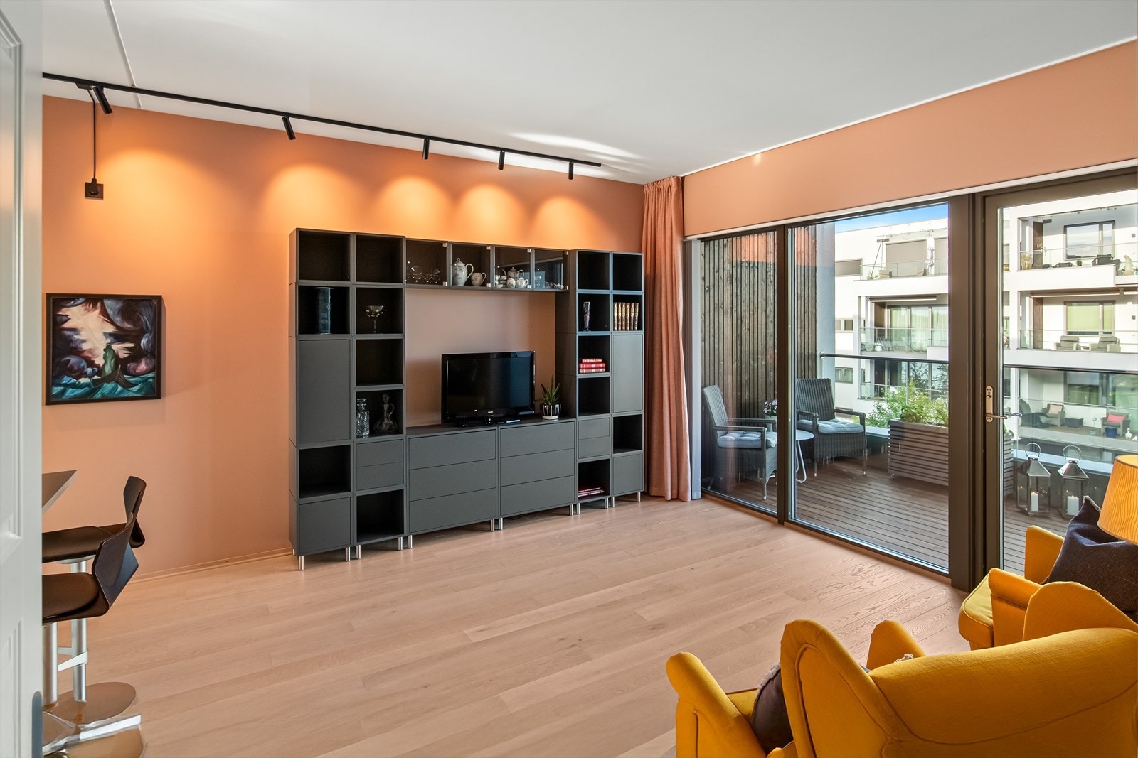 Takbelysning er stilfull, og lange gardiner skaper en lun og eksklusiv følelse. Galleribilde