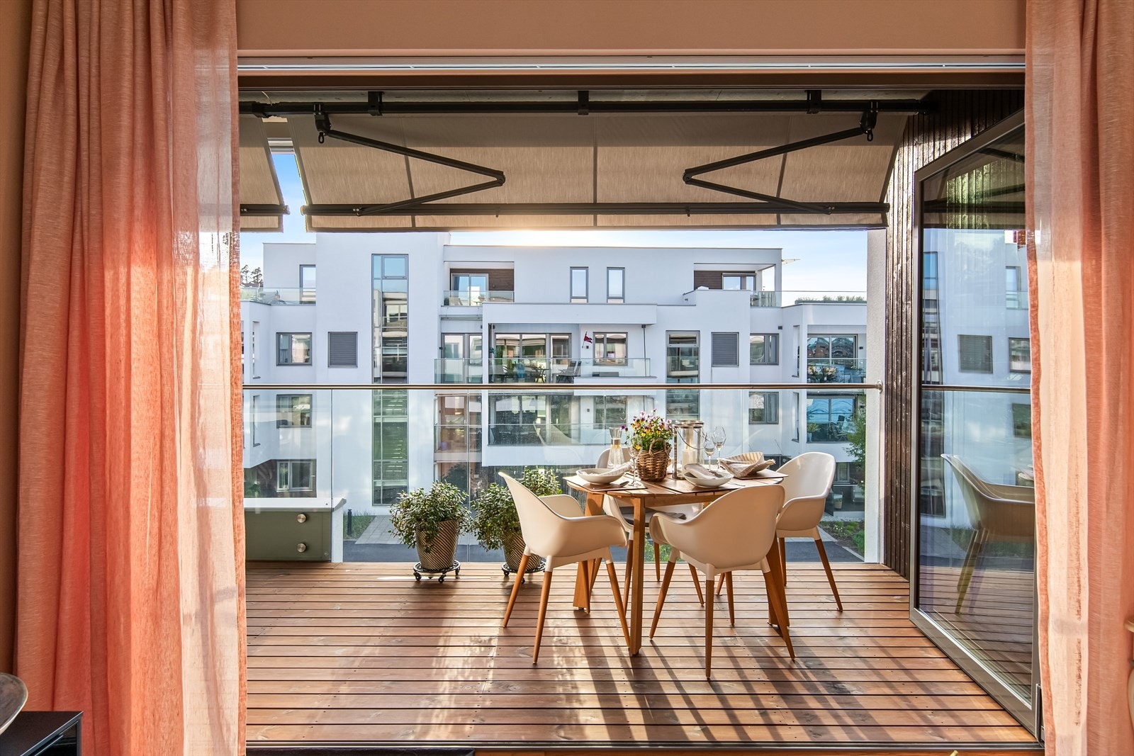 Med vide skyvedører blir uteplassene som en forlengelse av stuen på vår og sommerhalvåret. Galleribilde