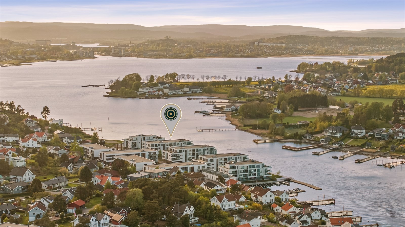 Tilhørende leiligheten er det en bod og en biloppstillingsplass m/el-billader i kjeller. Galleribilde