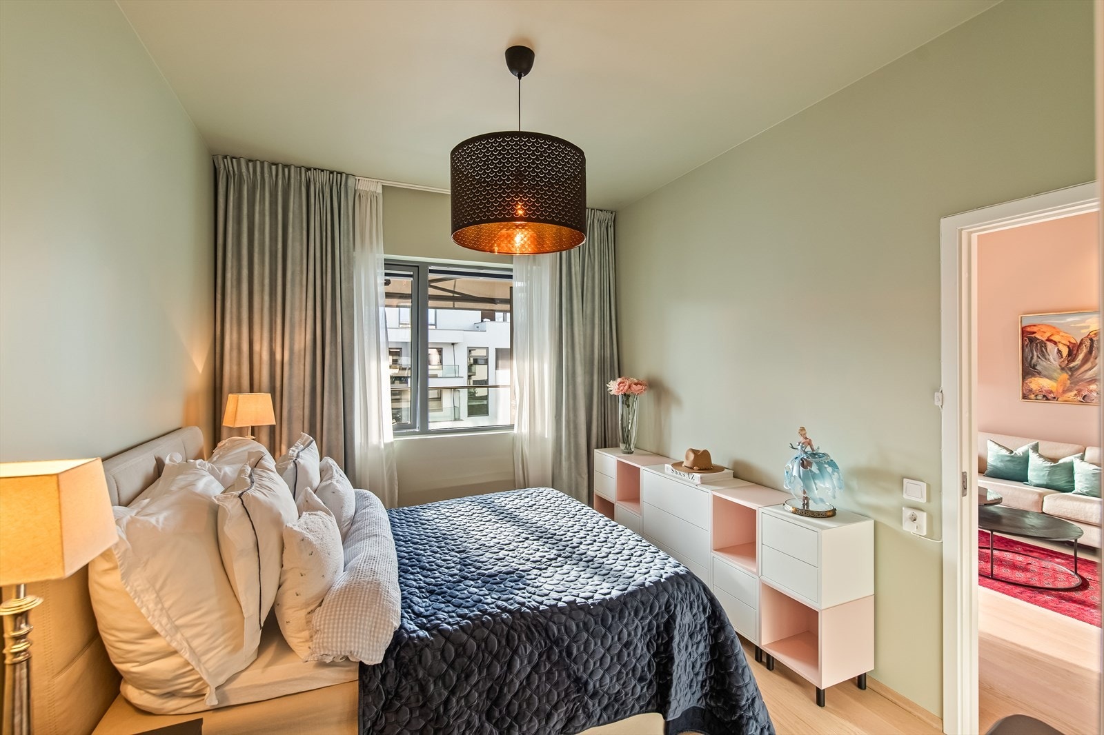 Leiligheten byr videre på to romslige soverom, begge malt i lune, nøytrale fargetoner og med store vindusflater som sikrer godt lysinnslipp. Galleribilde