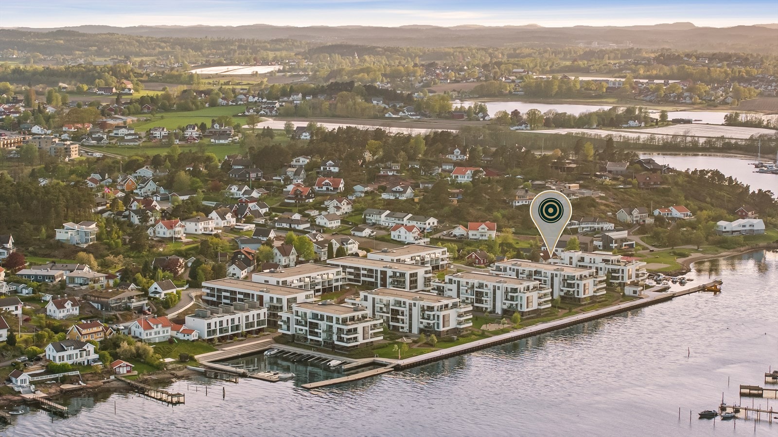 Dagligvarehandelen kan gjøres på blant annet Spar Føynland som ligger ca. 1,1 km fra leiligheten. Ønsker du ytterligere servicetilbud har Teie torv og Tønsberg sentrum gode shoppingmuligheter, samt en rekke kafeer, restauranter og puber. Galleribilde