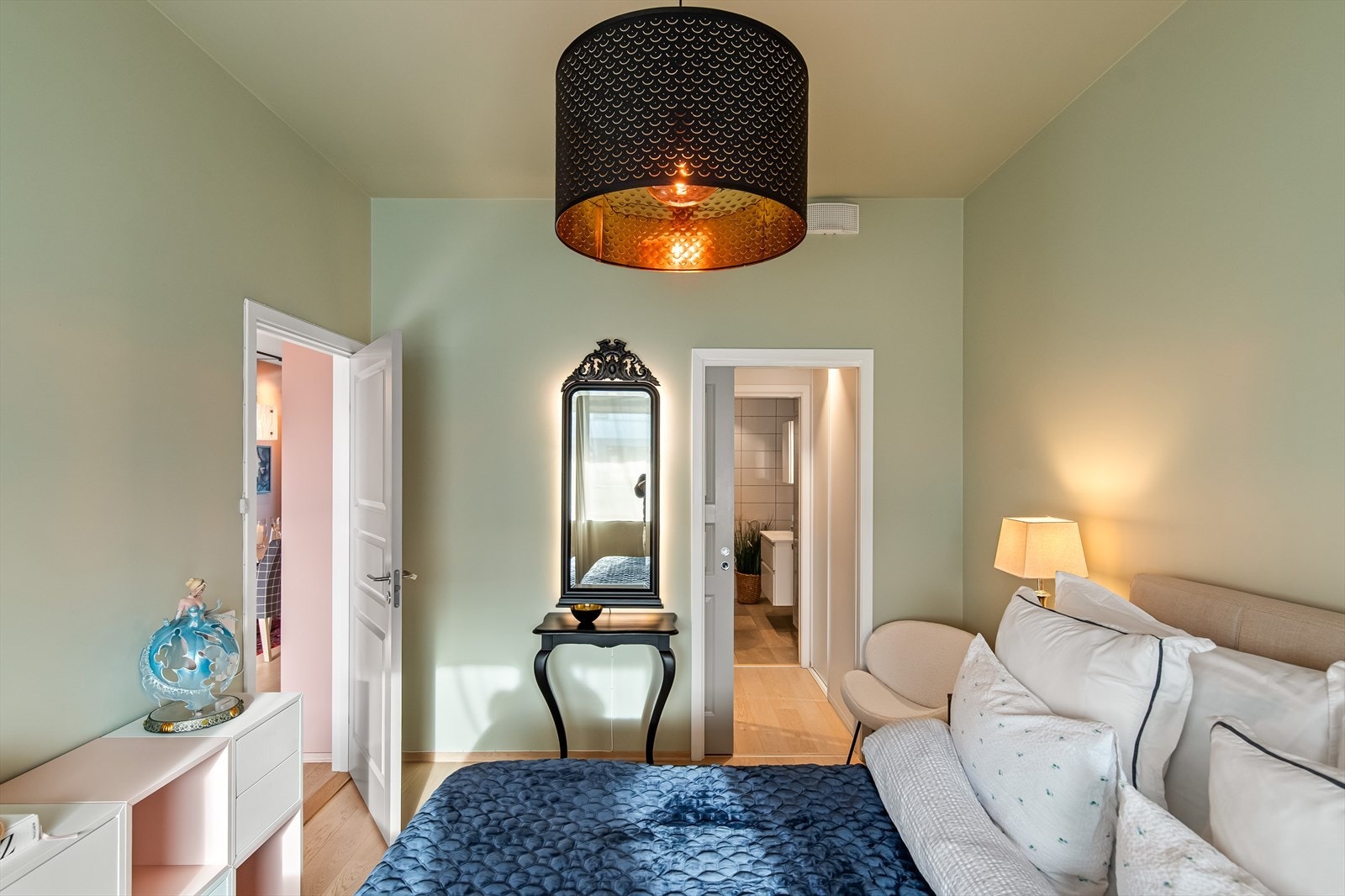 Hovedsoverommet har eget garderoberom med innredning og direkte adkomst til bad. Galleribilde