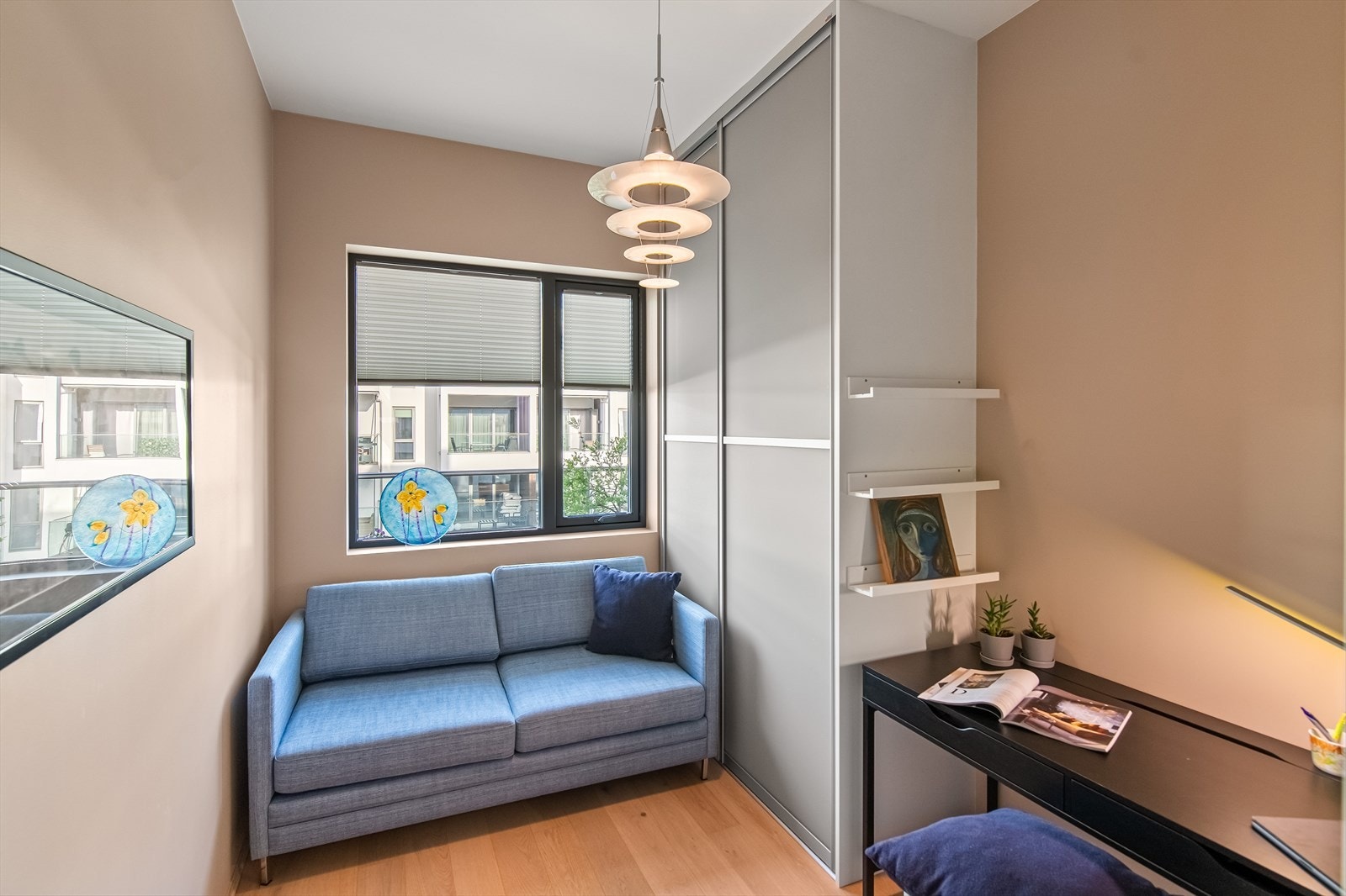 Soverom 2 har skyvedørsgarderobe og plass til både seng og oppbevaringsmøbler. Galleribilde