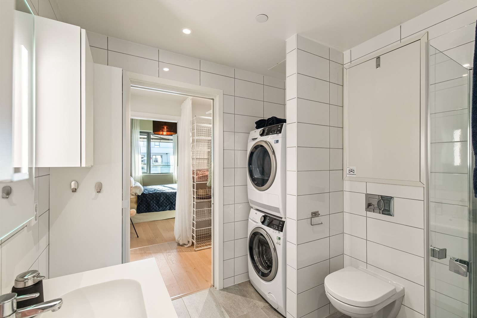 Hovedbadet, plassert ved entréen er utstyrt med toalett, dusjnisje med glassvegger og baderomsinnredning. Det andre badet ligger i direkte tilknytning til hovedsoverommet, fungerer som vaskerom og har tilsvarende standard. Galleribilde