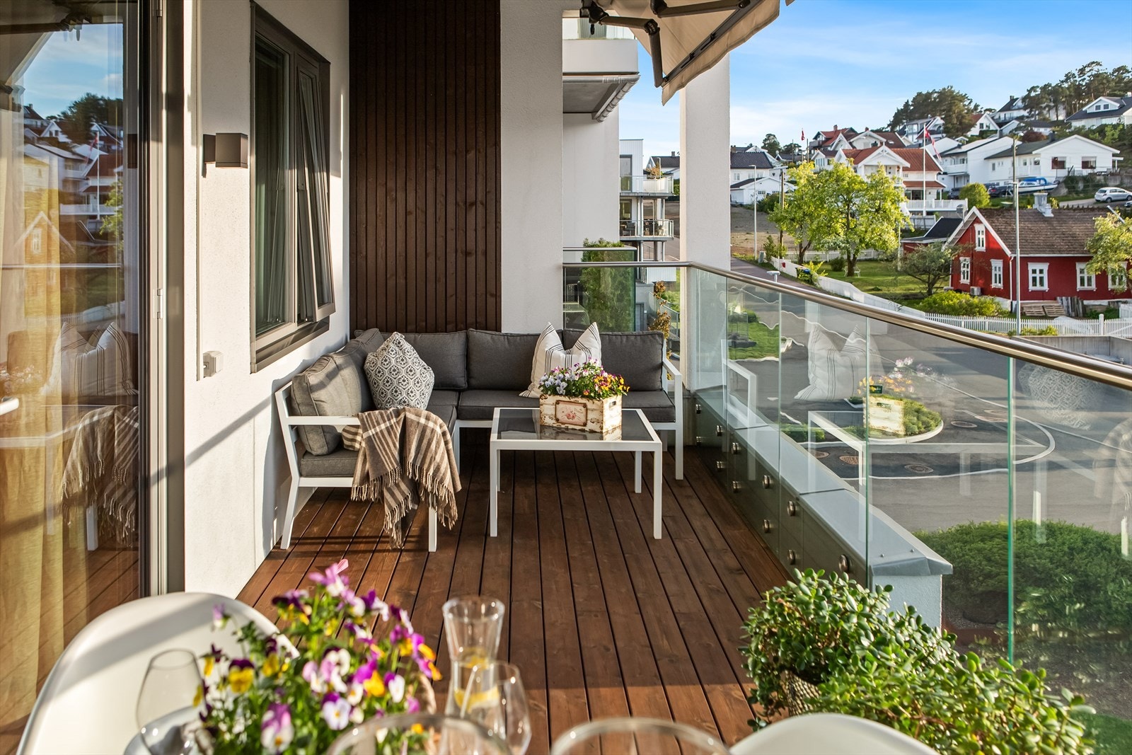 Begge balkongene har god plass til sittegruppe og grill - ideelt for hyggelige stunder utendørs. Galleribilde