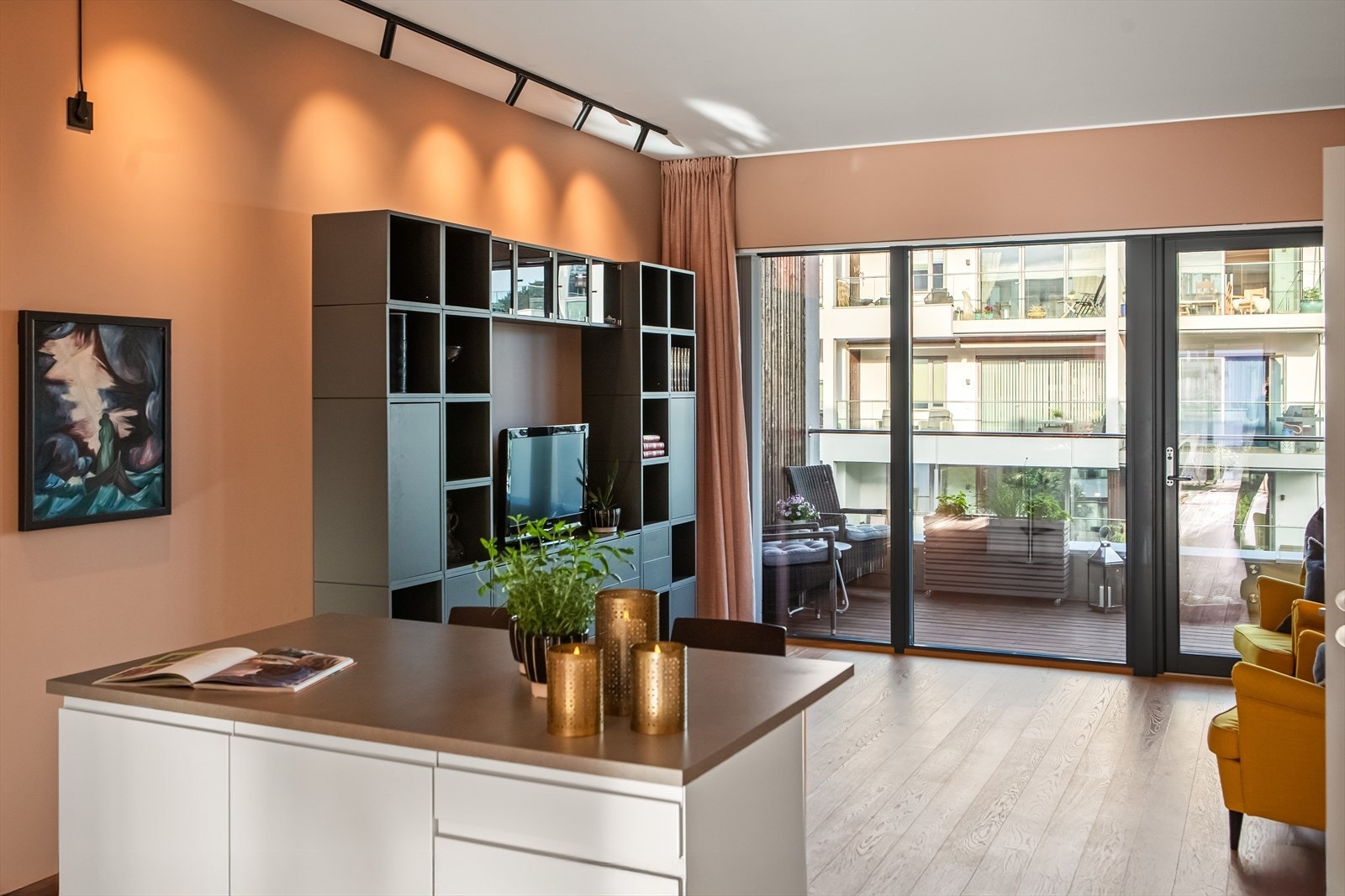 En stor kjøkkenøy gir ekstra benke- og skapplass, og fungerer som et naturlig skille mellom kjøkken og oppholdsrom. Her er det lagt til rette for både hverdagsliv og sosialt samvær. Galleribilde