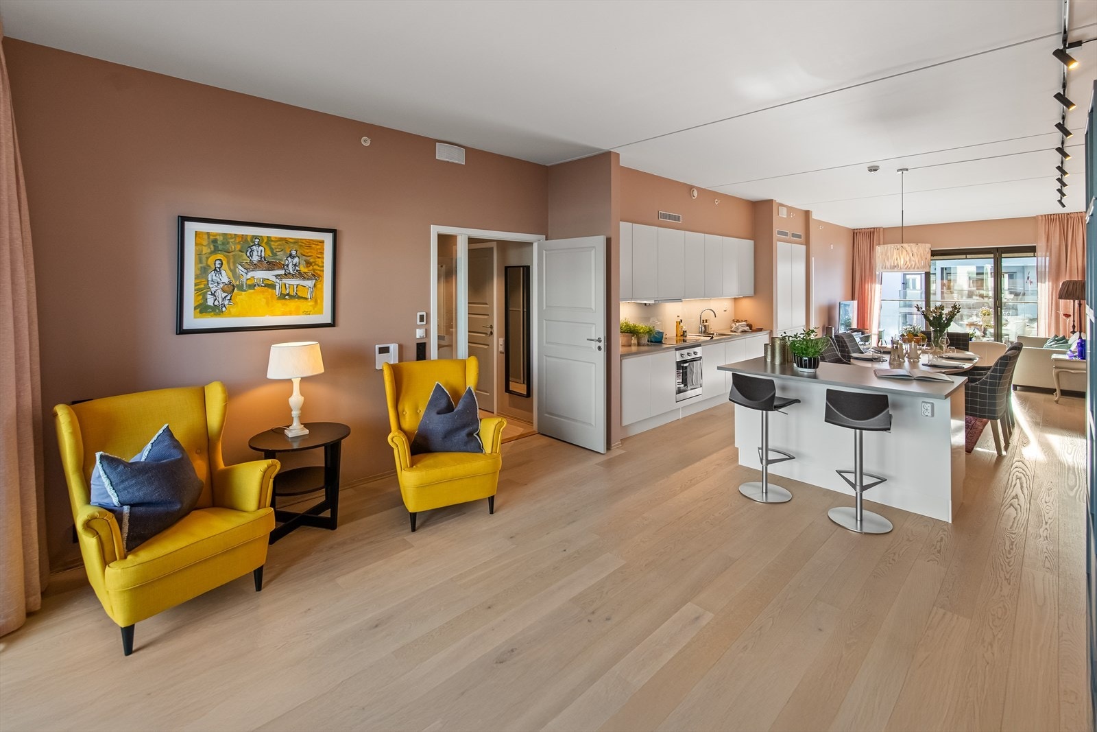 Stuen og kjøkkenet danner et langstrakt, innbydende allrom m/utmerket møbleringsfrihet, og kjøkkenet fra HTH har kvalitetsmessige, integrerte hvitevarer. Galleribilde