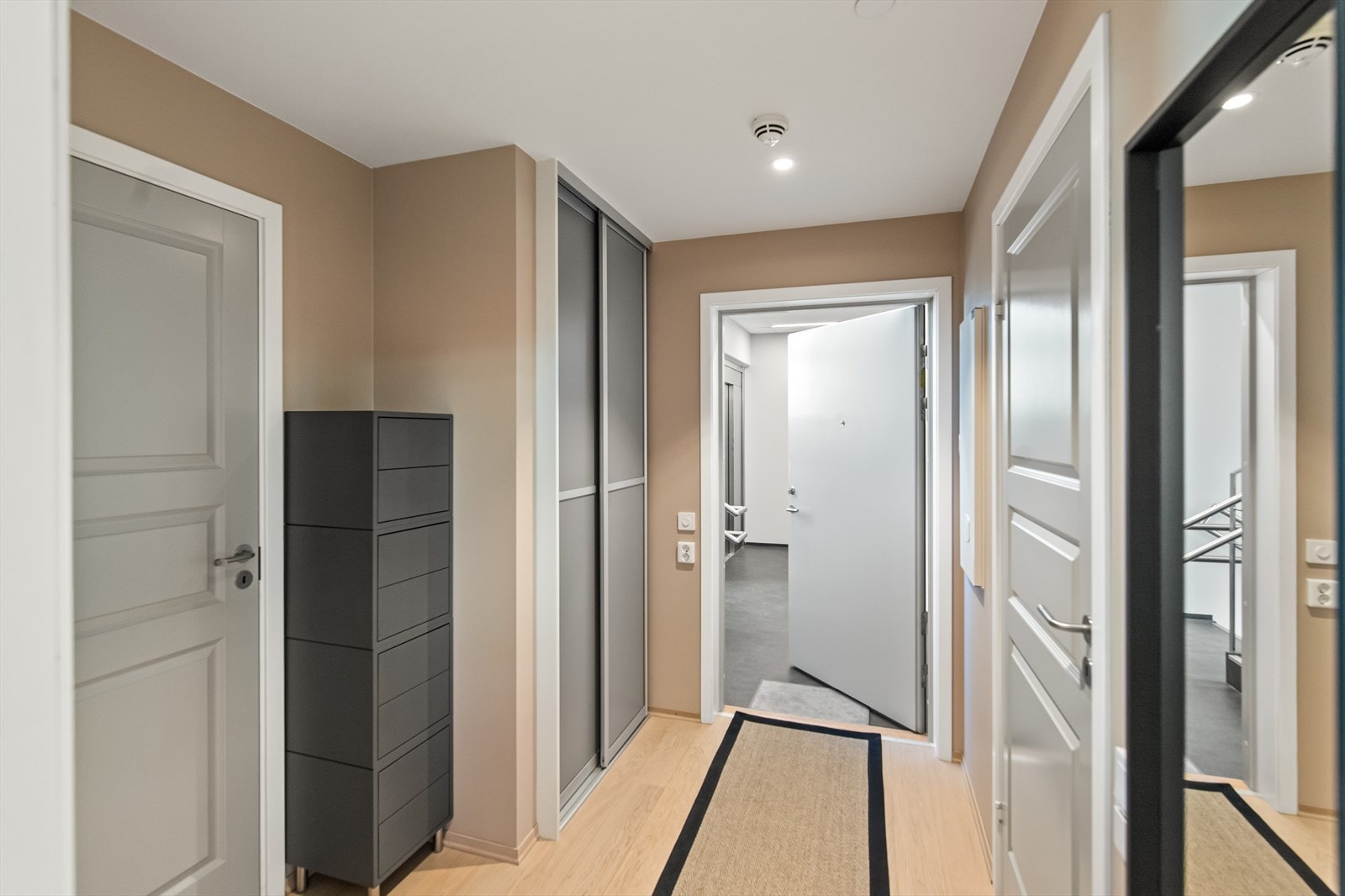 Det er skyvedørsgarderobe rett ved inngangsdøren, og dørcalling med åpner gir både trygghet og bekvemmelighet. Galleribilde