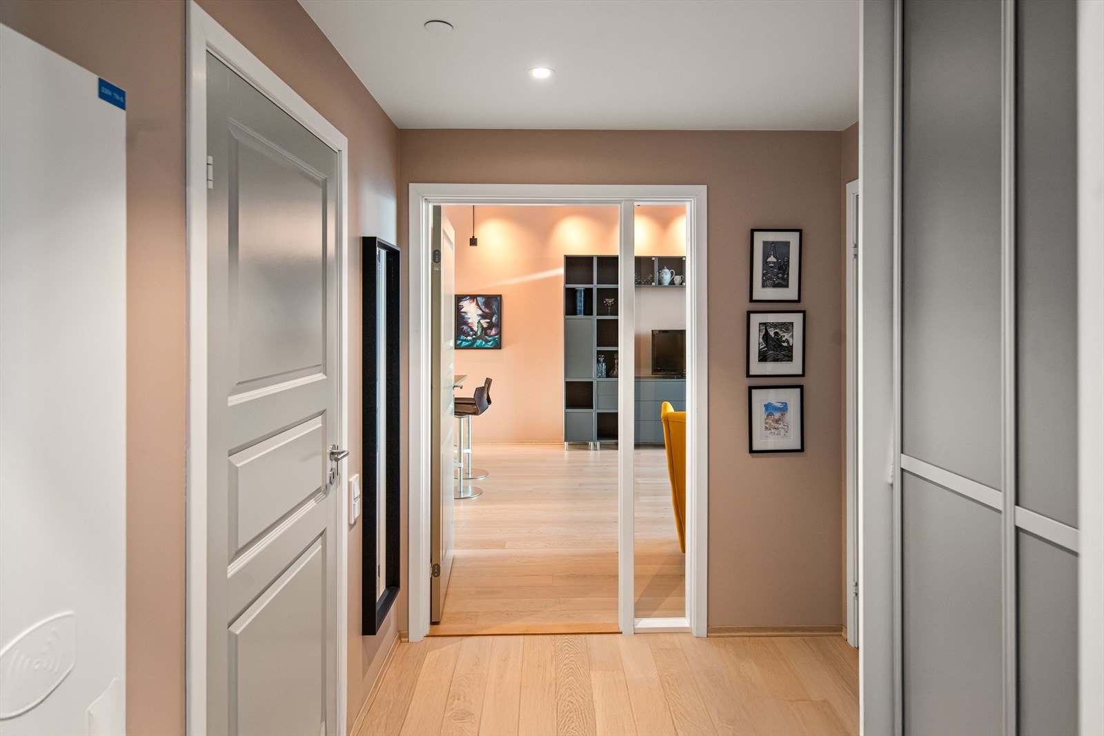 Leiligheten har adkomst via felles oppgang med heis og trapp. Entréen er lys og innbydende, med slette, malte vegger, downlights i himlingen og 1-stavs parkett som gir et gjennomgående, moderne uttrykk. Galleribilde