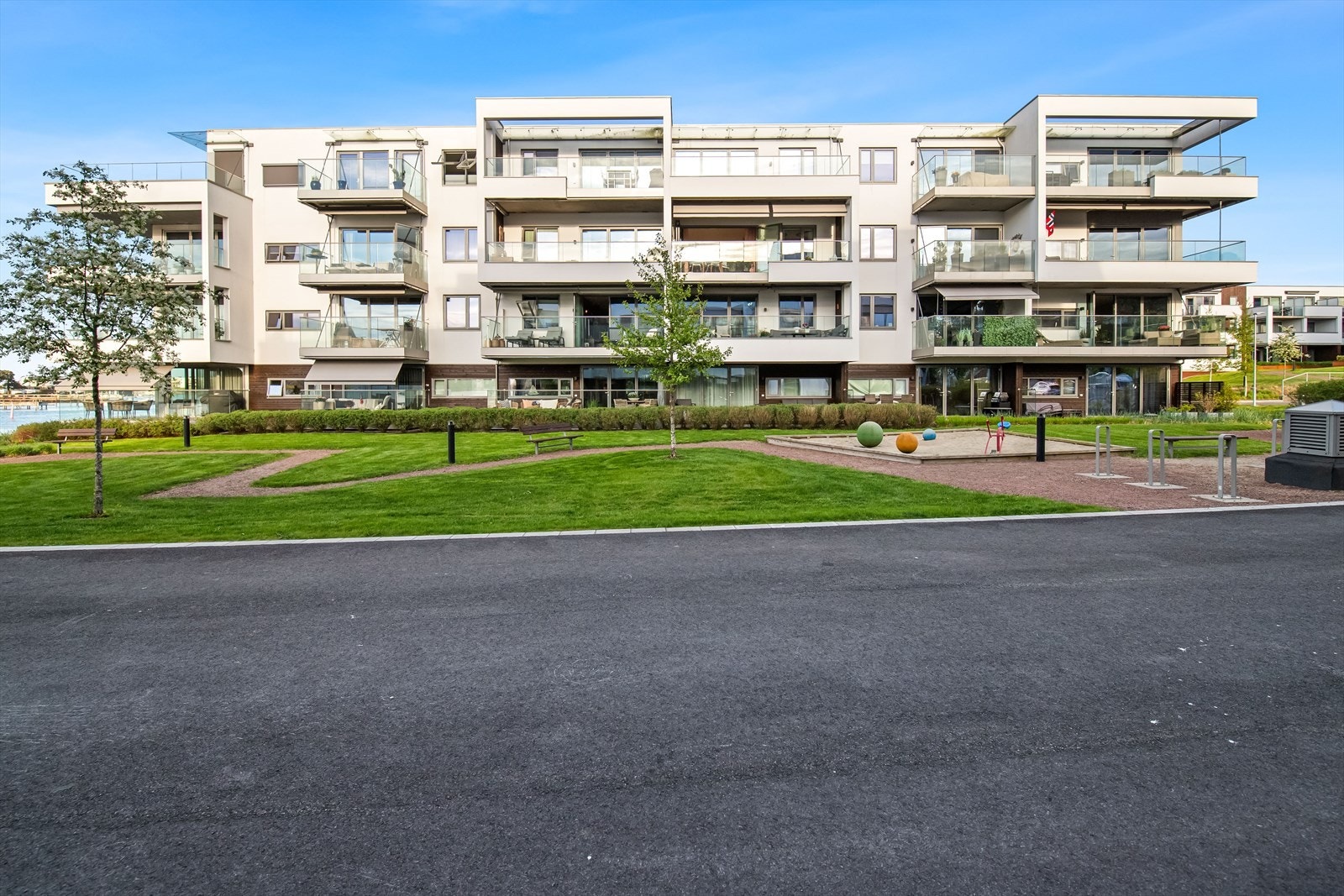 Husøy Havn er et attraktivt boområde med flotte fellesarealer. Her finner du flere hyggelige sitteplasser, grøntarealer og en stor lekeplass. Galleribilde