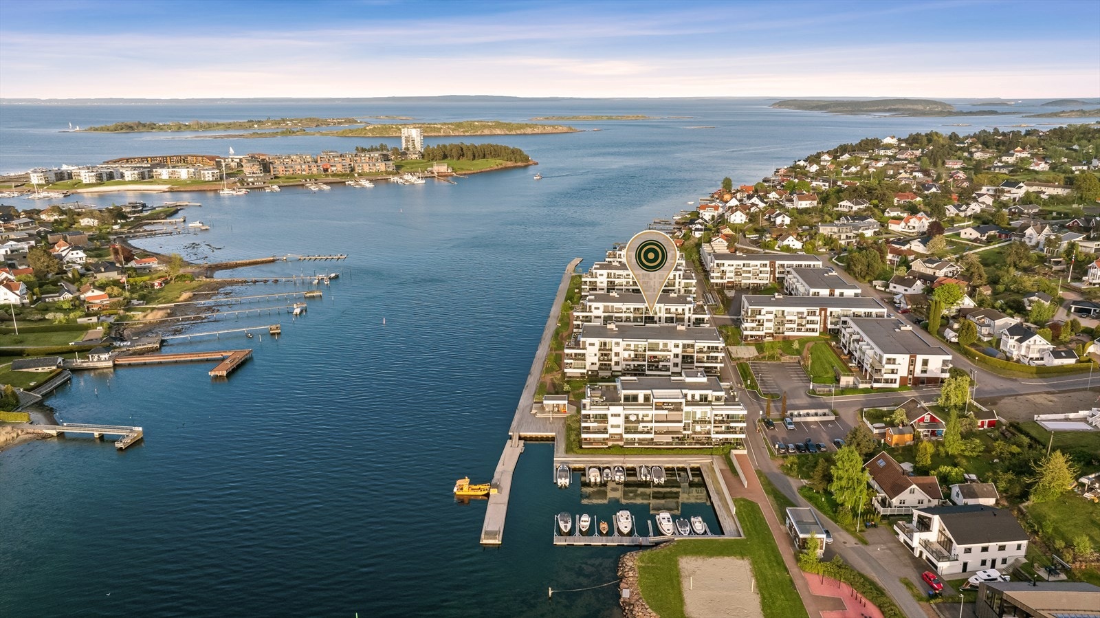 Fellestomen er parkmessig opparbeidet og ligger langs sjøen. Her er det strand og brygge med flotte bademuligheter for alle aldersgrupper, og det muliggjør også for et fantastisk båtliv. Galleribilde