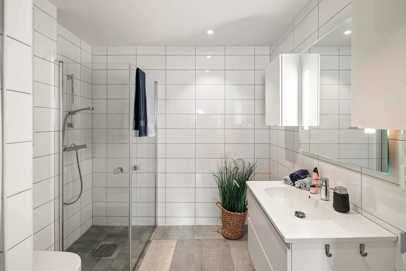 Leiligheten har to elegante bad - begge med flislagte vegger, gulv med vannbåren varme og downlights i taket. Galleribilde