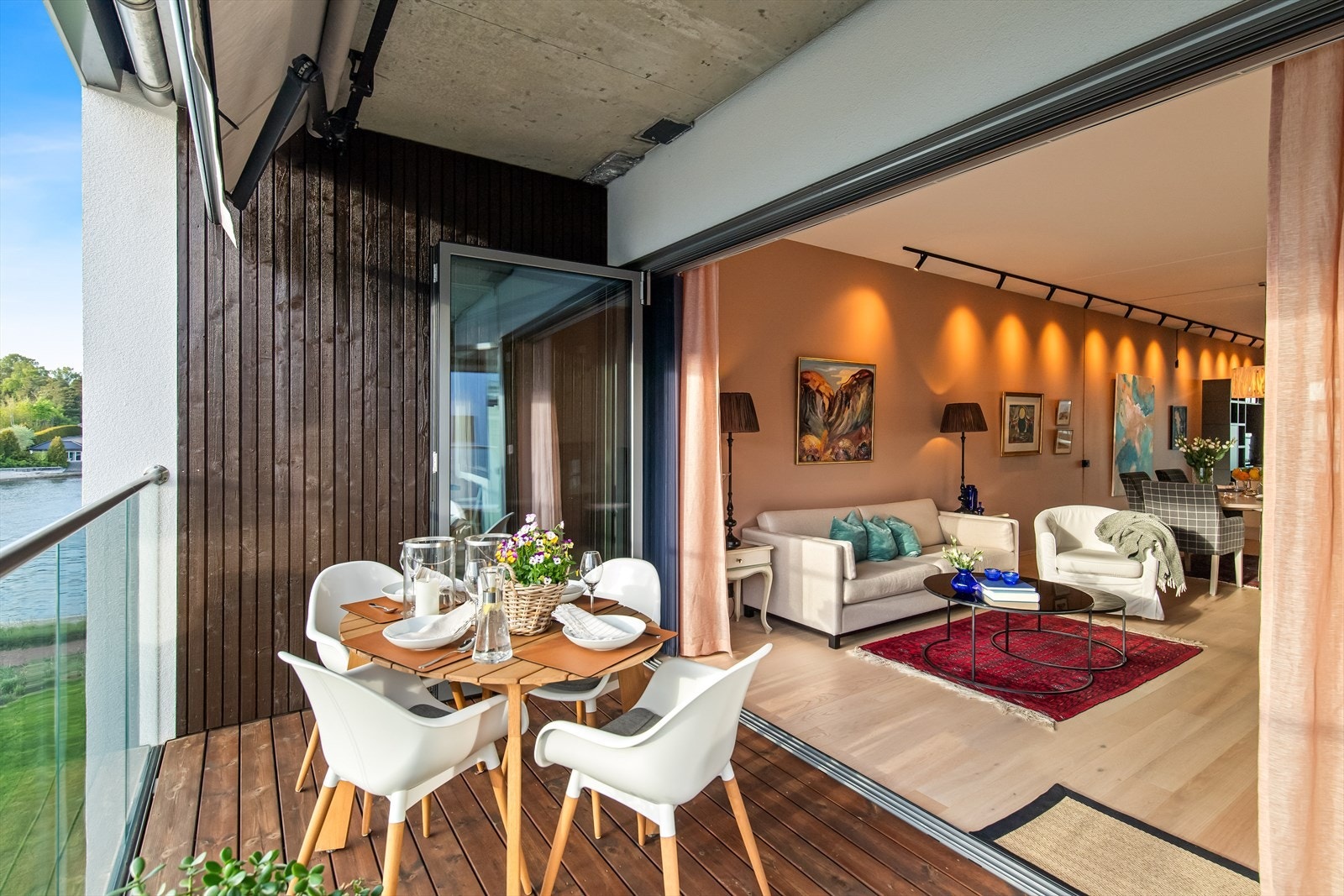 Her bor du rett ved vannkanten, og kan nyte utmerkede solforhold og nydelig utsikt fra to store, overbygde balkonger. Galleribilde