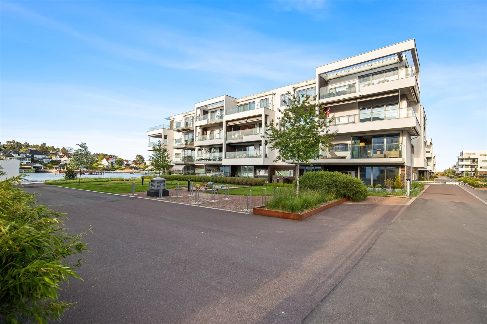 Dette er en bolig som kombinerer funksjonalitet, estetikk og livsløpsstandard - perfekt for deg som ønsker en forutsigbar og komfortabel investering. Galleribilde