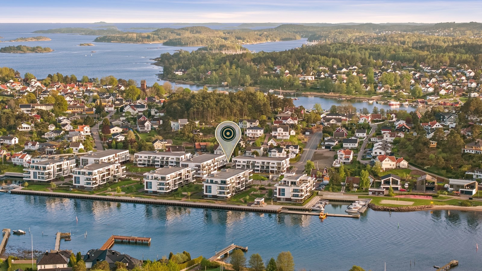 Den populære ferjen Ole III har også fått et nytt hjem i Husøy Havn. Her det det etablert brygge og ferjebu, og ferjeturen fra Husøy til Husvik er ikke bare gratis - den tar kun 2 minutter, og er en opplevelse i seg selv. Galleribilde