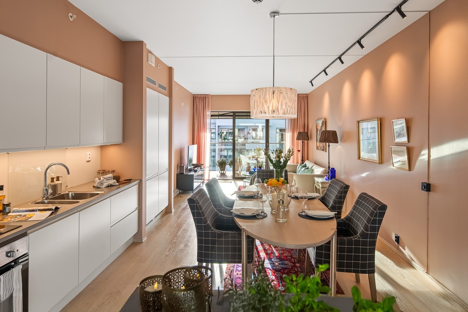 I tilknytning til kjøkkenet kan også spisestuen praktisk plasseres. Galleribilde