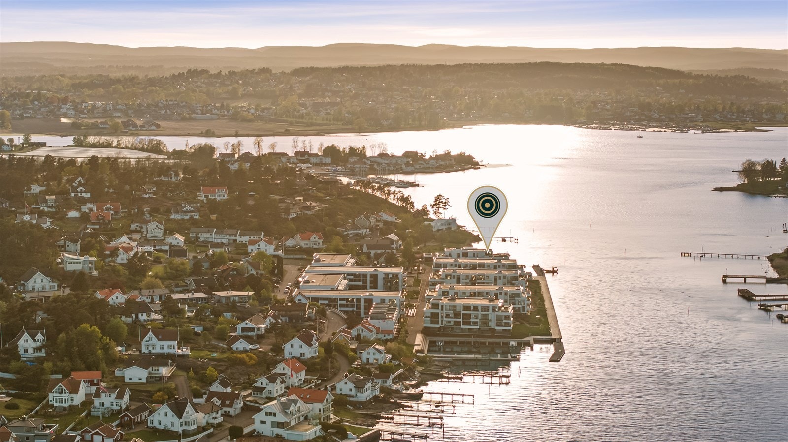 Området byr på offentlig kommunikasjon i form av buss. Nærmeste holdeplass er Husøyveien/Strandveien som ligger ca. 450 meter unna boligen. Fra Tønsberg stasjon tar toget deg til Oslo S på 1 time og 15 min, noe som er utmerket for pendlere. Galleribilde