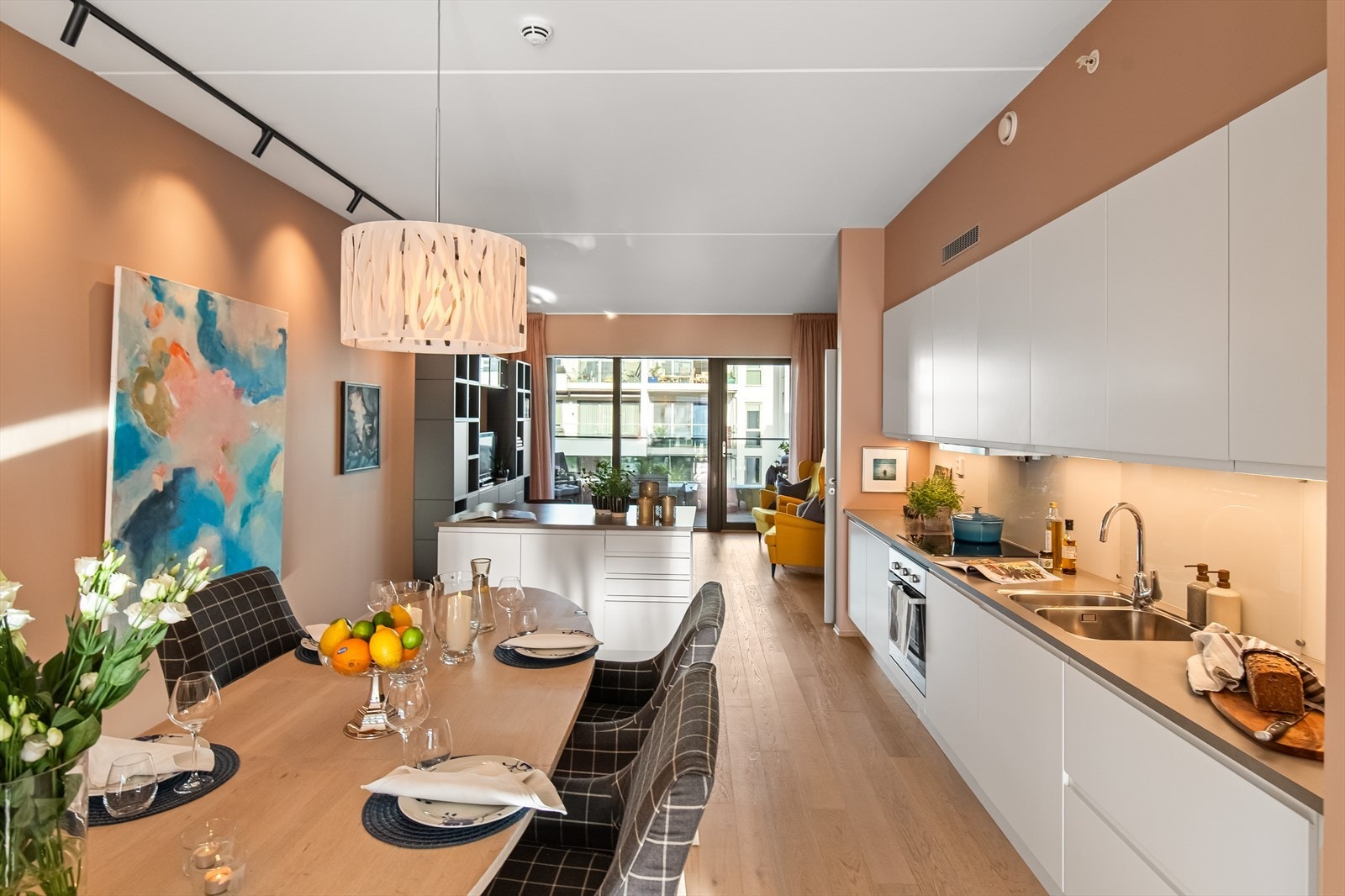 Leiligheten fremstår med tidsmessige farge- og materialvalg, oppgraderte løsninger og ekstra ekstra takhøyde som gir en god romfølelse og særpreg til leiligheten. Galleribilde