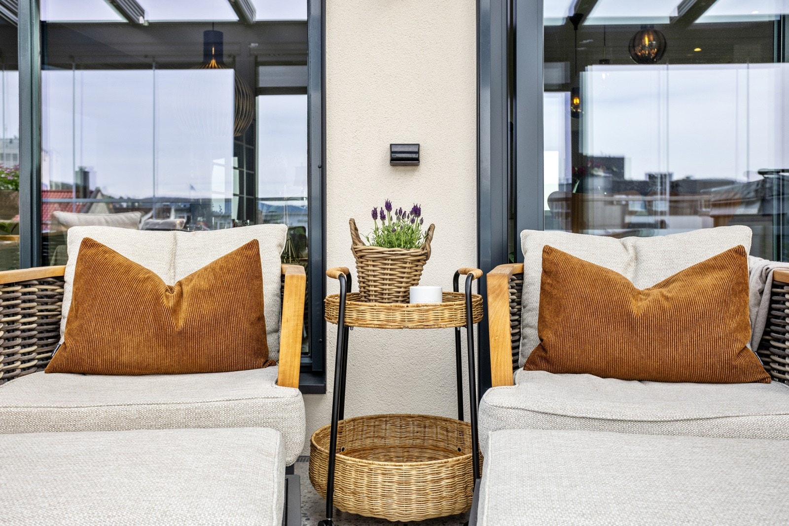 Den usjenerte terrassen innbyr til avslapping og kos Galleribilde