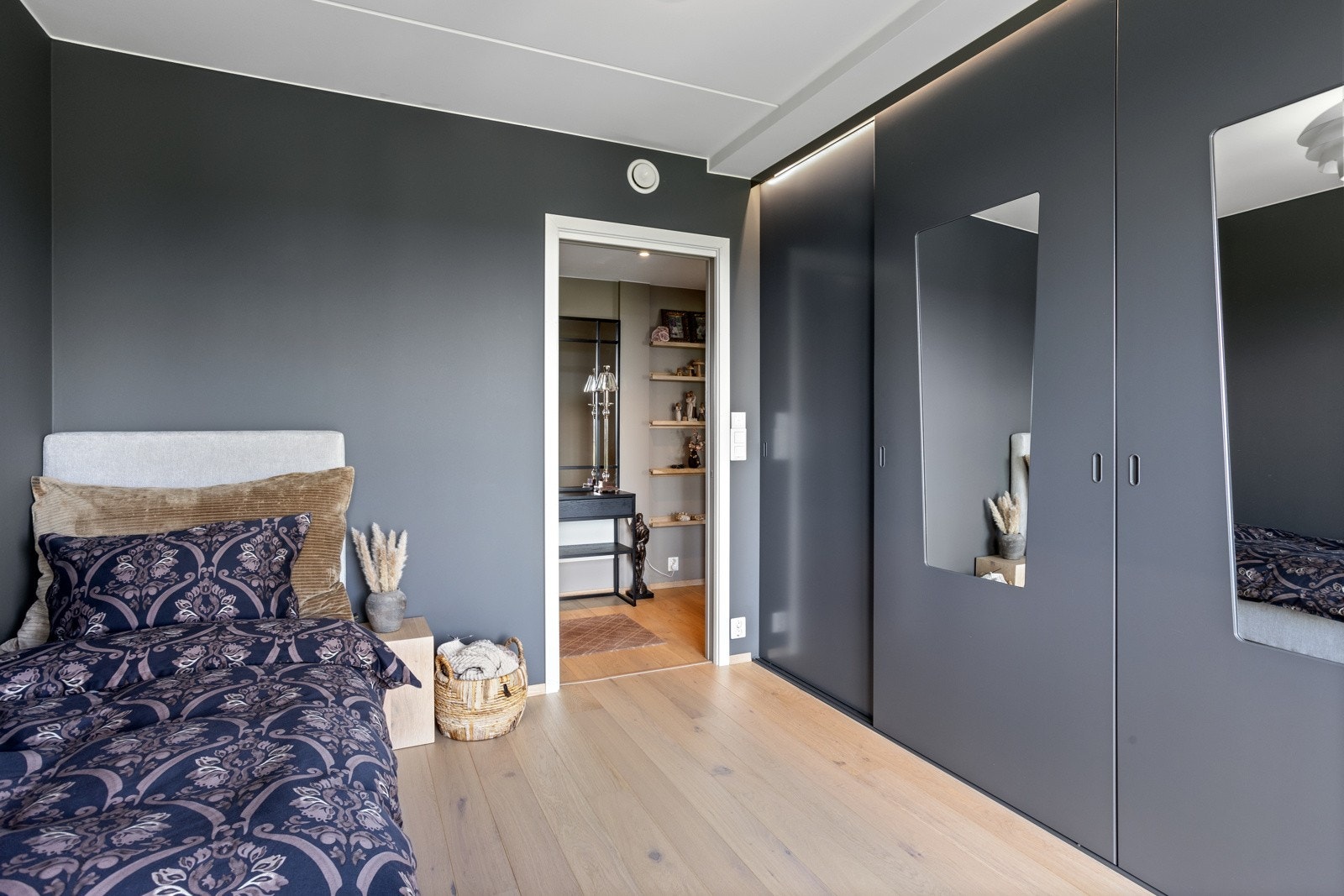 Skyvedørsgarderobe i soverom 2 Galleribilde