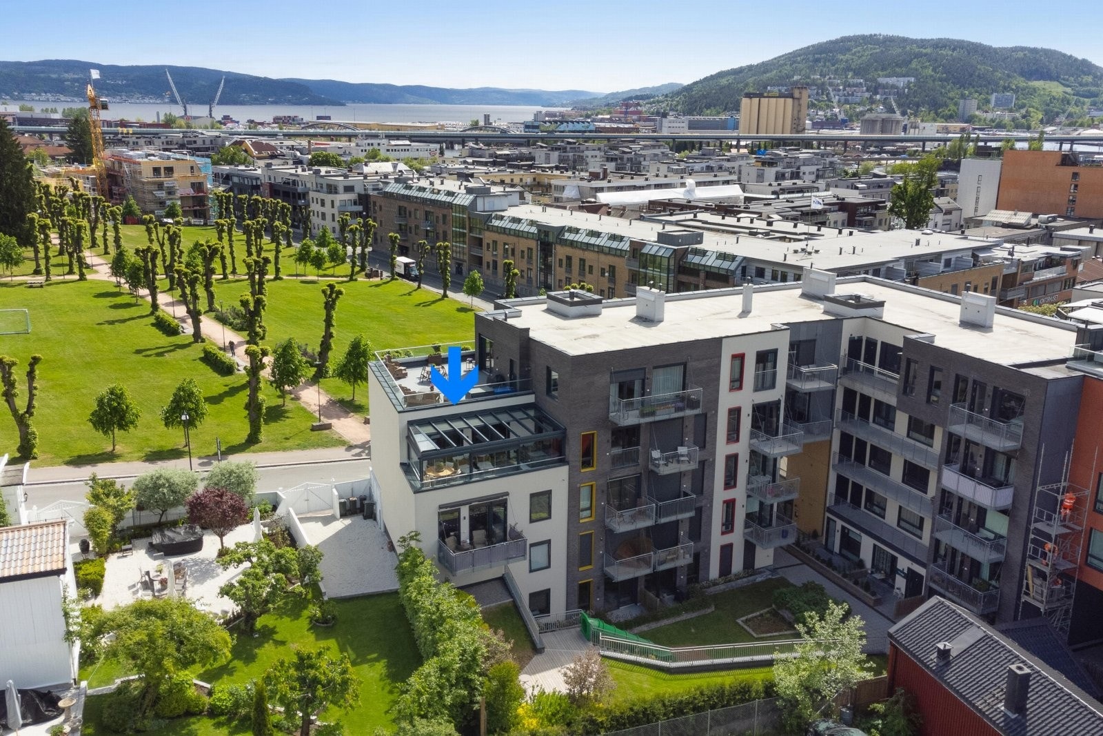 Lekker 3-roms leilighet med stor innglasset utestue med el glasstak / solskjerming/screen i tak | smarthusstyring Galleribilde