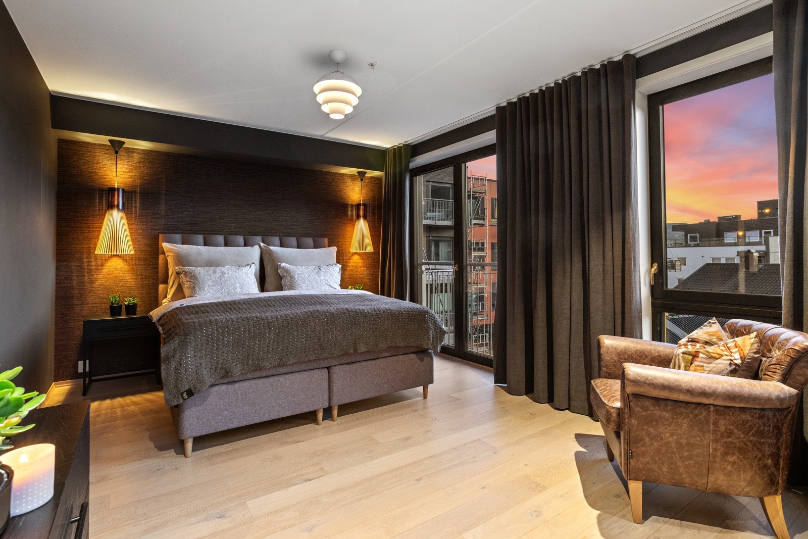 Store vinduer og fransk-balkong Galleribilde