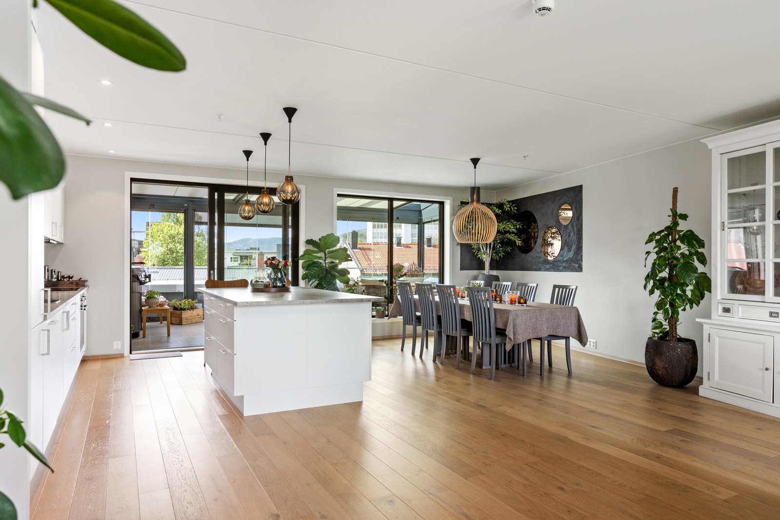 Alle hvitevarer er fra Electrolux | induksjonstop med touch og booster | kombiskap Galleribilde