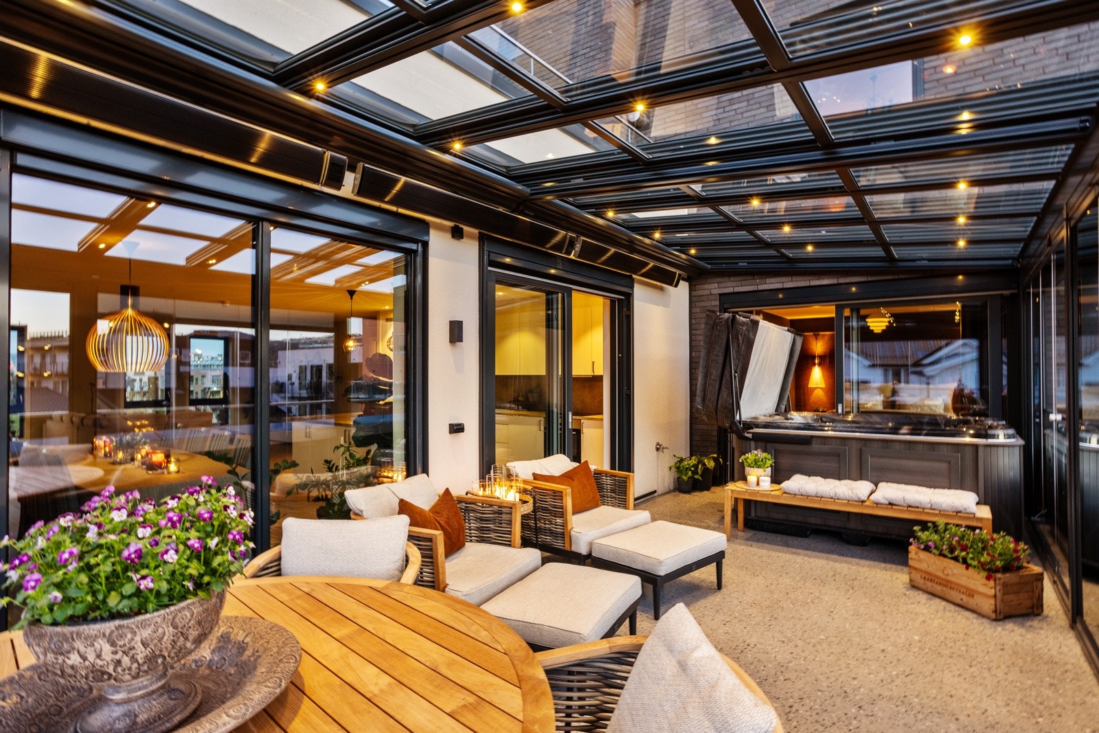 Nyere 3-roms kvalitetsleilighet med høyere standard og fin utsikt | 33 kvm utestue (Utedesign) med el glasstak med screens og skyve-dreiedører i glass | varme og LED-lys Galleribilde