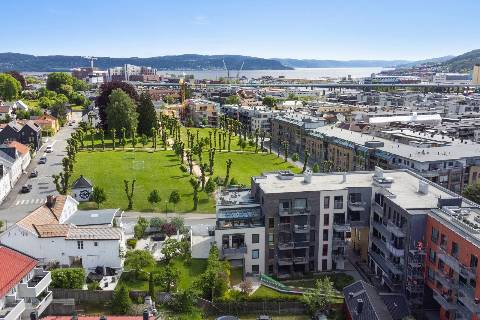 Modnerne og attraktivt boligkompleks med heis og garasje | fin utsikt | nærmeste nabo er vakre Engene Park | kun 150 meter til strandbromenaden og bystranda | 300 meter til isfri gågate Galleribilde