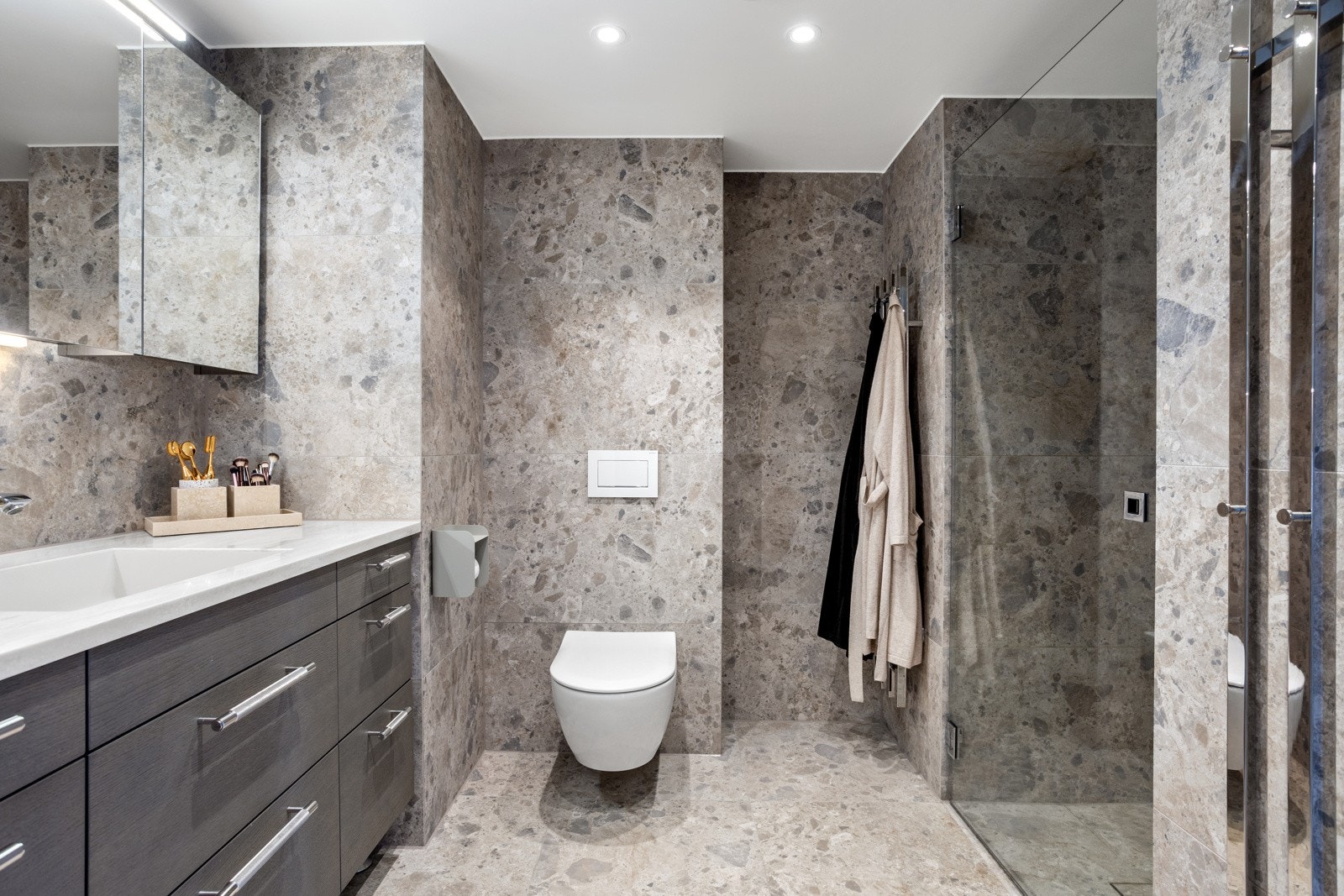 Master bedroom har privat bad/wc | begge badene ble reklamert og ble totalrenovert med alt nytt i 2023 Galleribilde