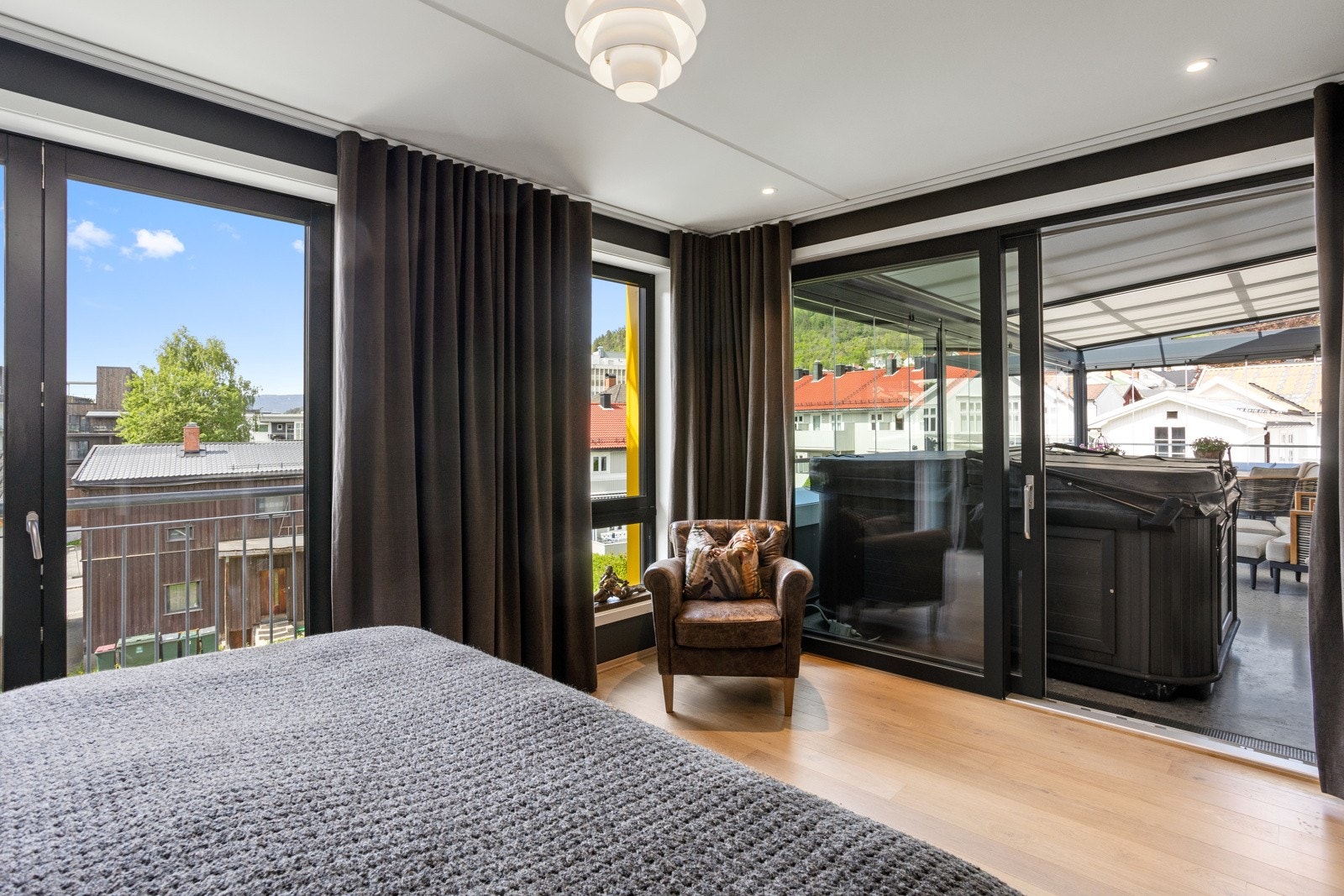 Heve-skyv ut til den store usjenerte terrassen med jacuzzi - hotellfølelsen har kanskje aldri vært nærmere Galleribilde