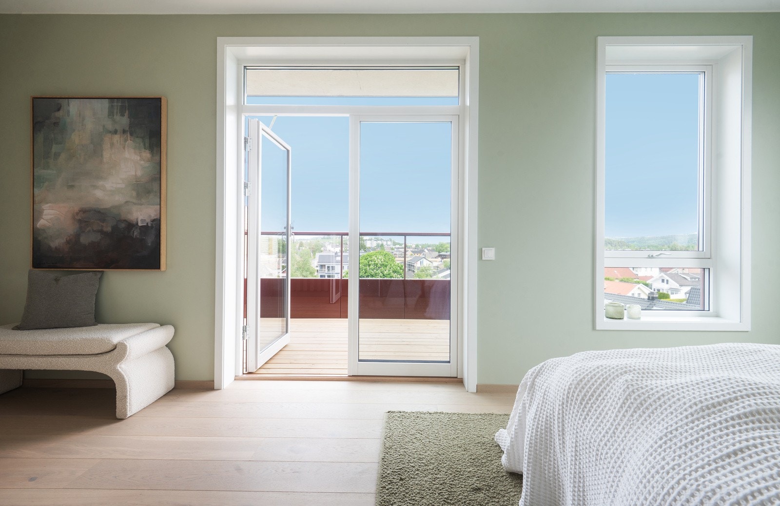 Fra hovedsoverommet er det utgang til balkong med fin morgensol. Galleribilde