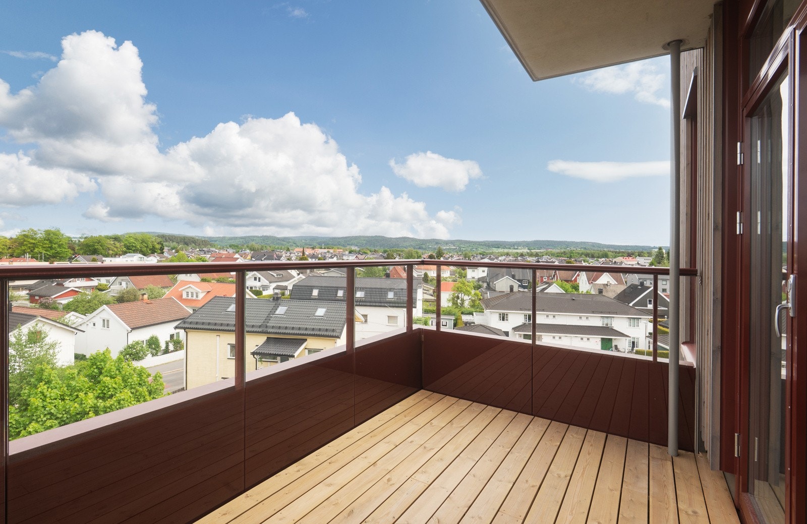 Balkong på 7,5 kvm. som ligger ut fra hovedsoverom. Her har man nydelig morgensol! Galleribilde