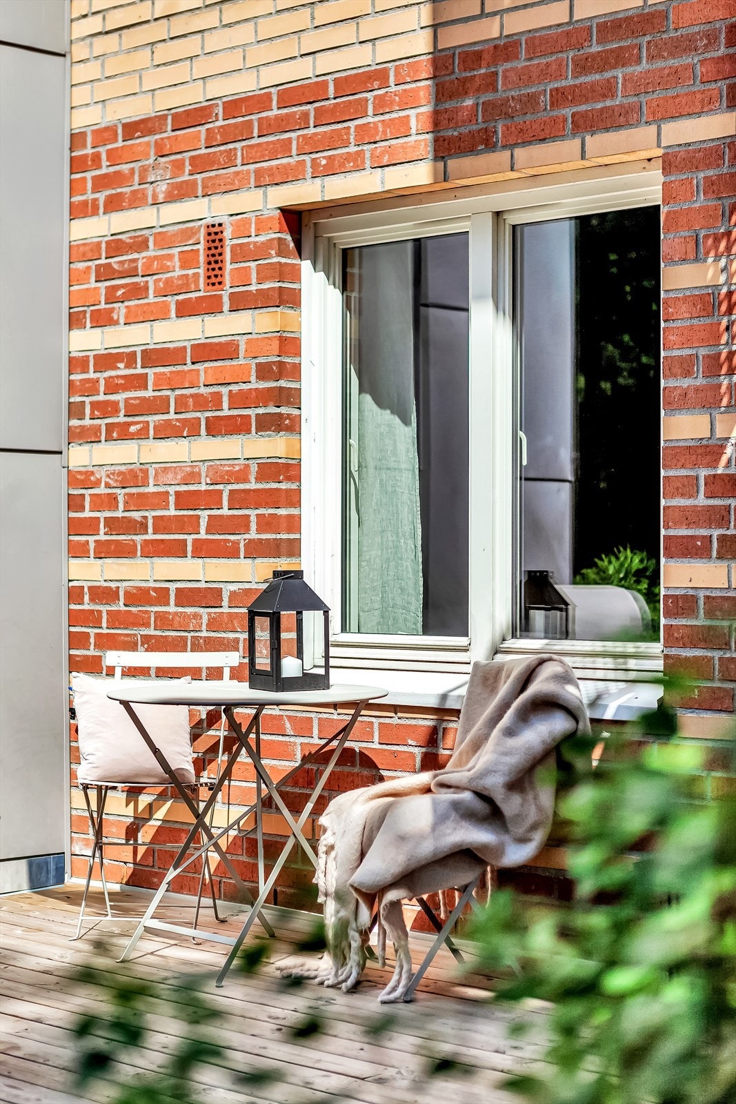 Her er det god plass til møblement - Sofagruppe og spisebord til flere gjester Galleribilde