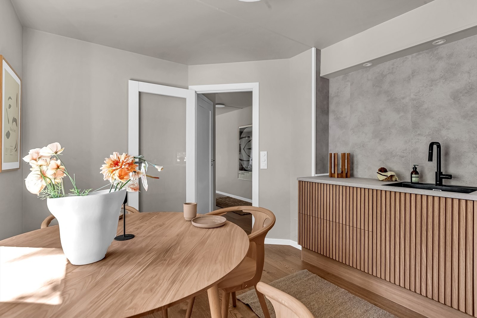 Innredningen har rikelig med underskap, belysning over benk, og gode arbeidsflater til hobbykokkens glede. Galleribilde