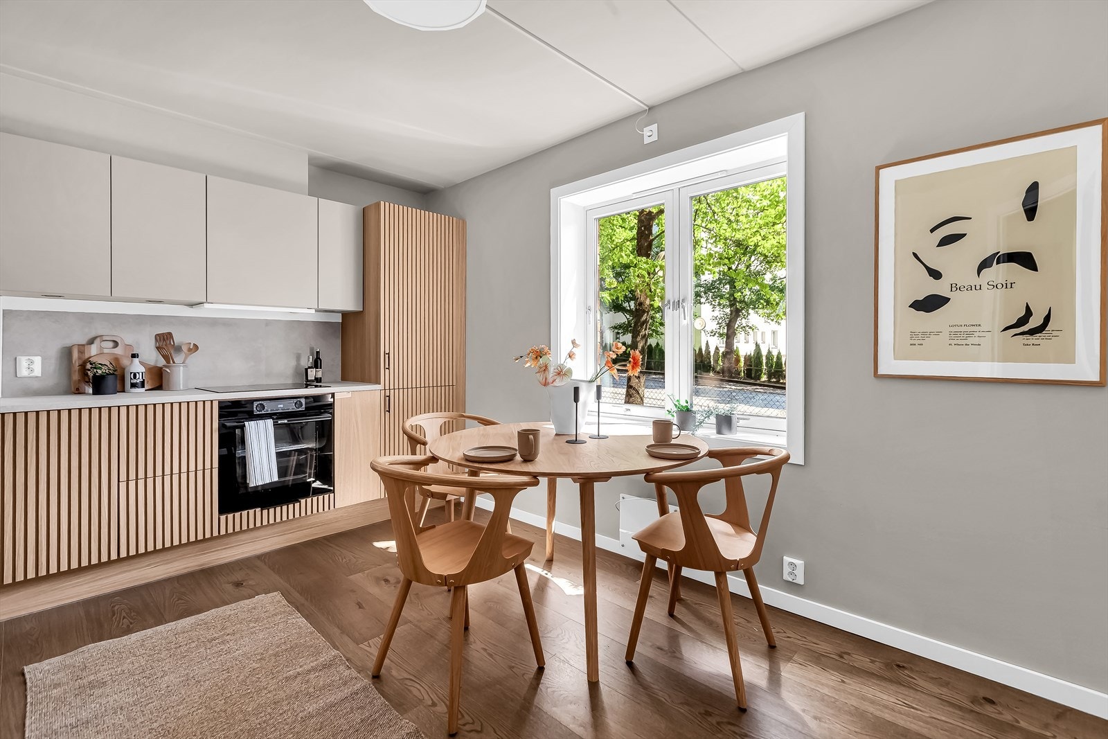 Kjøkkenet utgjør et sosialt og delikat rom med funksjonelle arbeidsflater og gode møbleringsmuligheter. Galleribilde