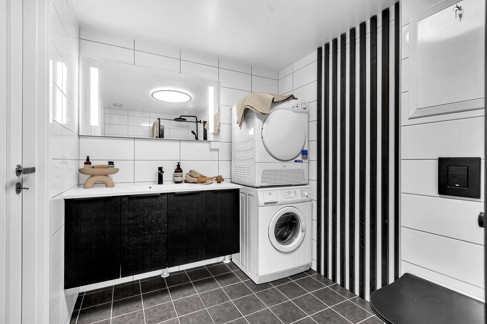 Delikat og romslig baderom pusset opp i 2017 av sameiet - Modernisert med ny baderomsinnredning fra JKE i 2025 Galleribilde