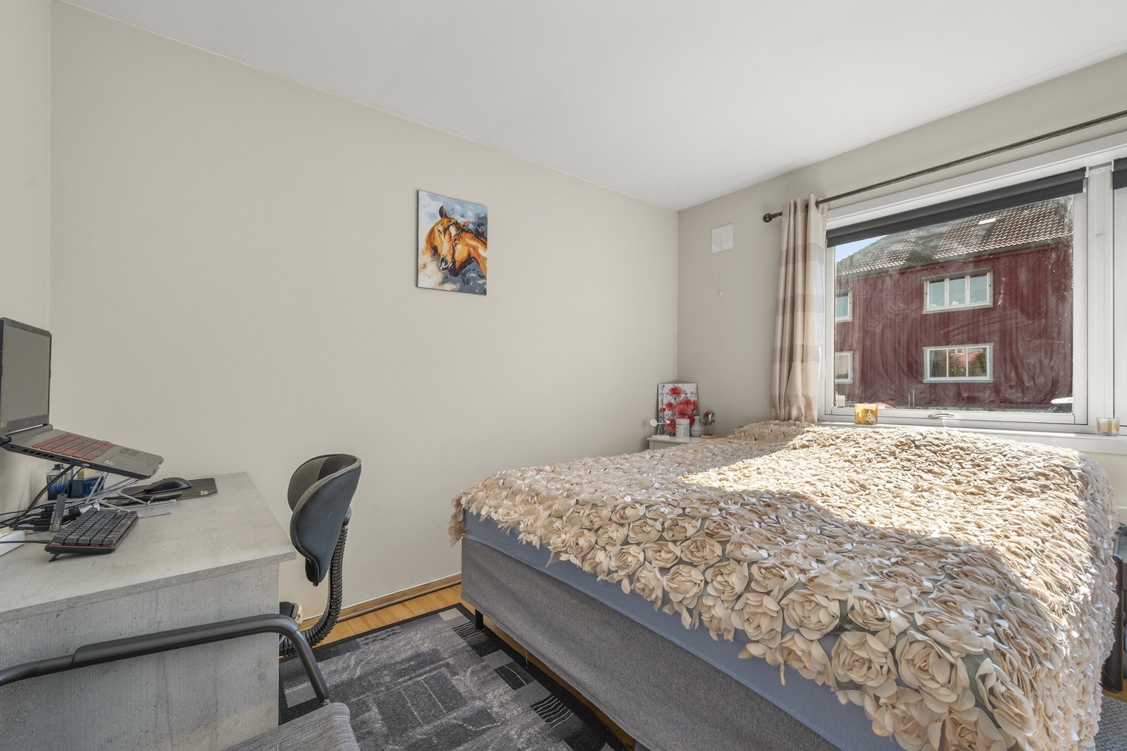 Soverom 3 - med god plass til dobbeltseng og plass til garderobeskap Galleribilde