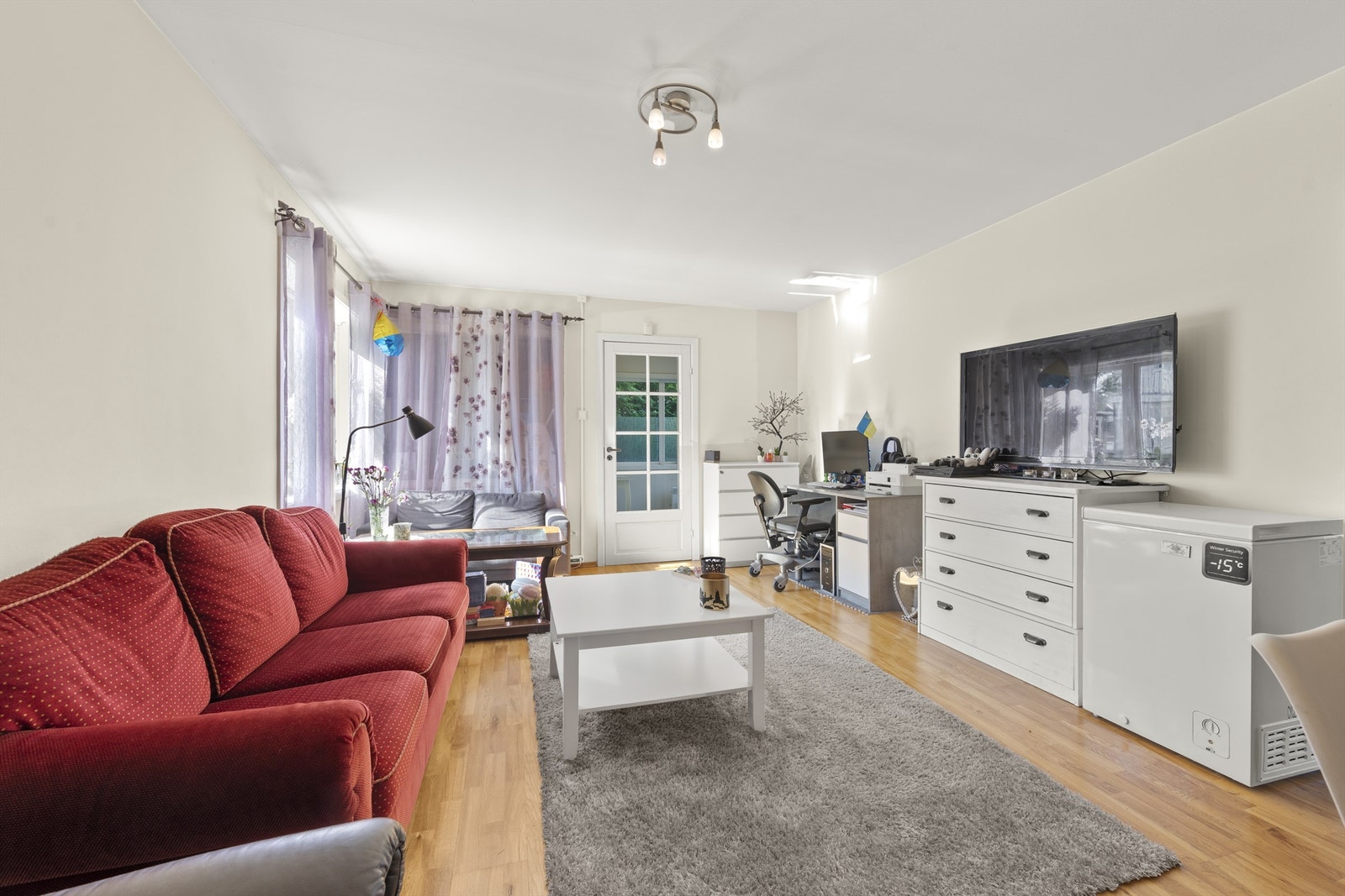 God planløsning med plass til både sofagruppe og spisebord Galleribilde