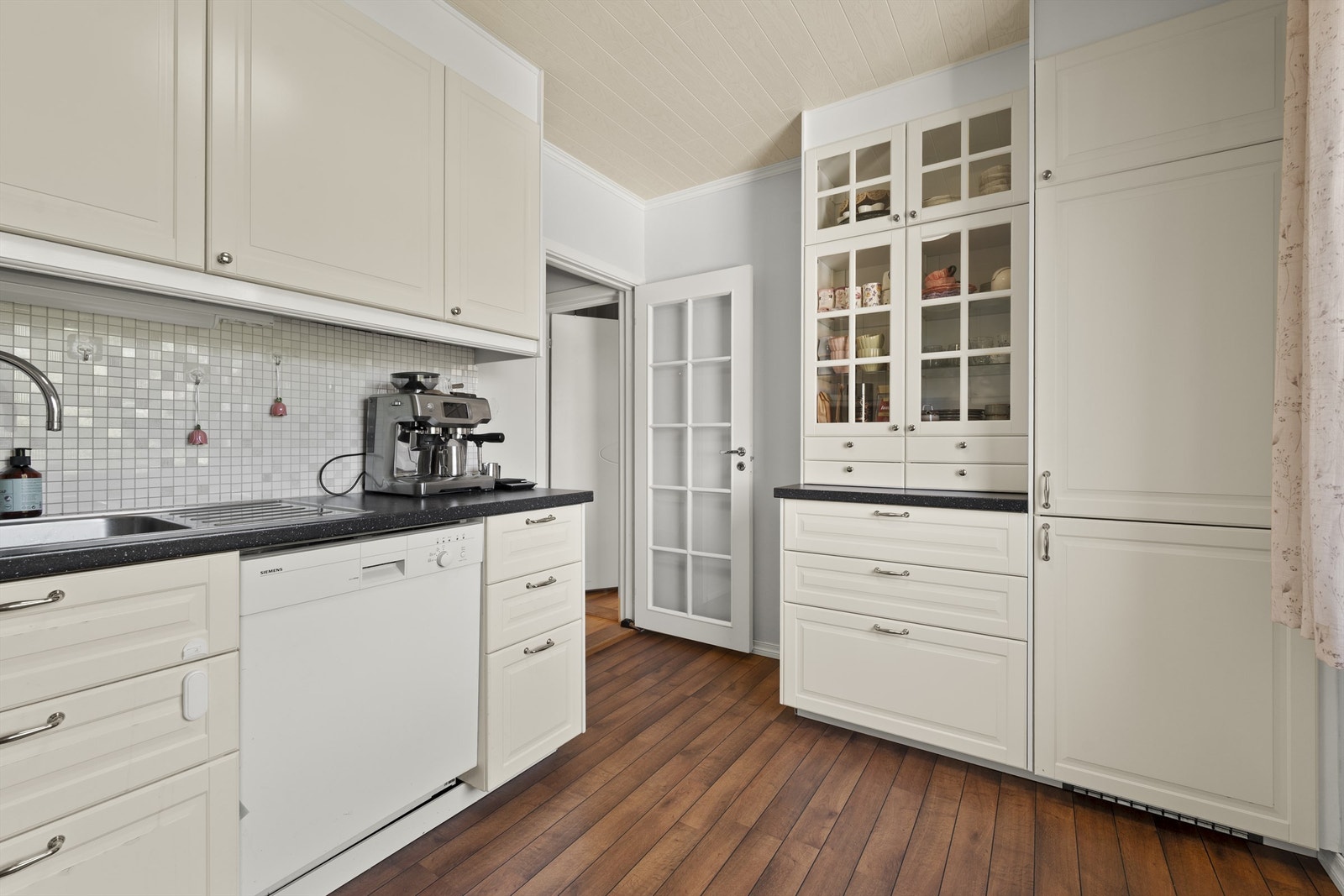 Rommet har laminatgulv, malte slette veggflater og himling med takbord Galleribilde