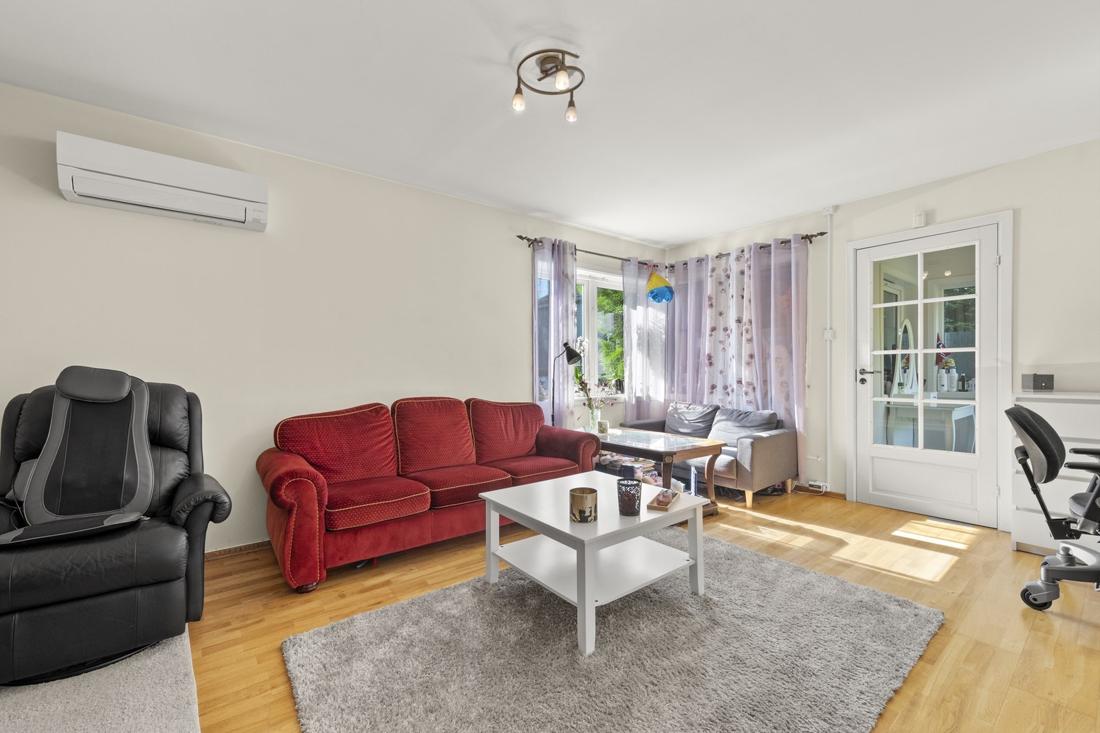 Lys og romslig stue - parkett på gulv, slette vegger og himling Galleribilde