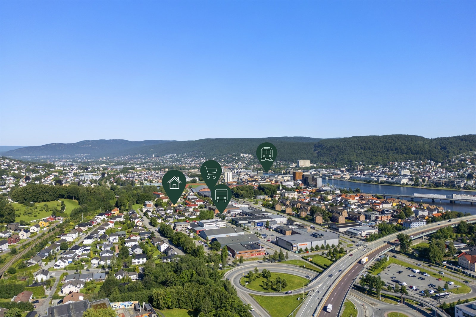 Praktisk avstand til Strømsø torg som har et bredt utvalg av servicetilbud, bussknutepunkt og togstasjon. Gågatene på Bragernes torg kan friste med et stort utvalg av sentrumsfasiliteter som caféer, dagligvareforretninger, restauranter, nisjébutikker m.m Galleribilde