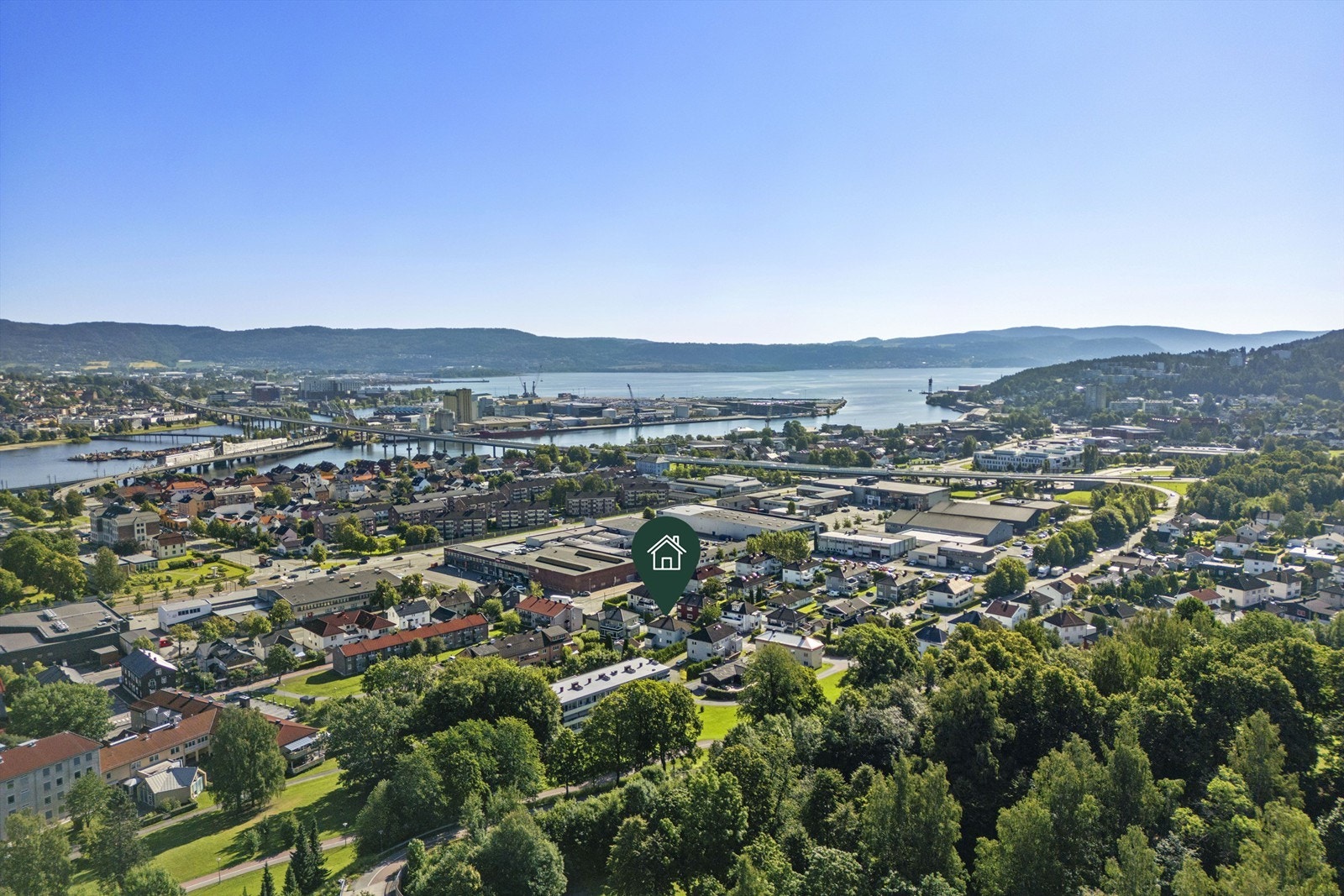 Eiendommen har en fin beliggenhet i et veletablert og sentrumsnært boligområde. Det nærmeste området er bebygget med en kombinasjon av boliger, butikker og industri/næring Galleribilde