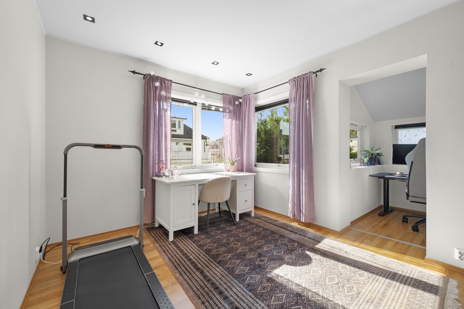 Soverom 2 - med god plass til både seng og hjemmekontor Galleribilde